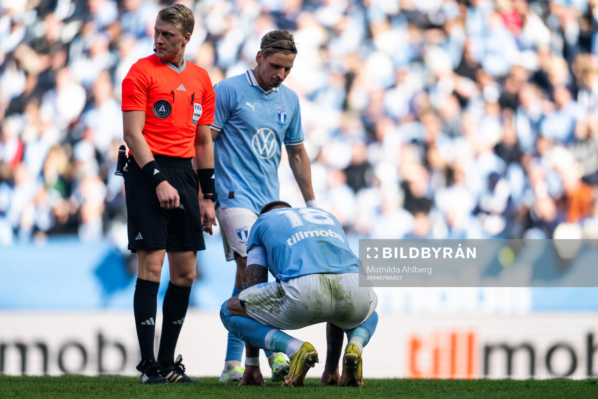 Malmö FFs Pontus Jansson har ont under fotbollsmatchen i Allsvenskan mellan Malmö FF och Hammarby den 7 april 2024 i Malmö. 