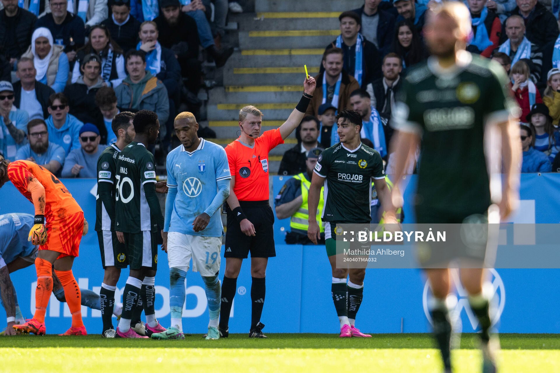 Hammarbys Jusef Erabi får en varning av Domare Adam