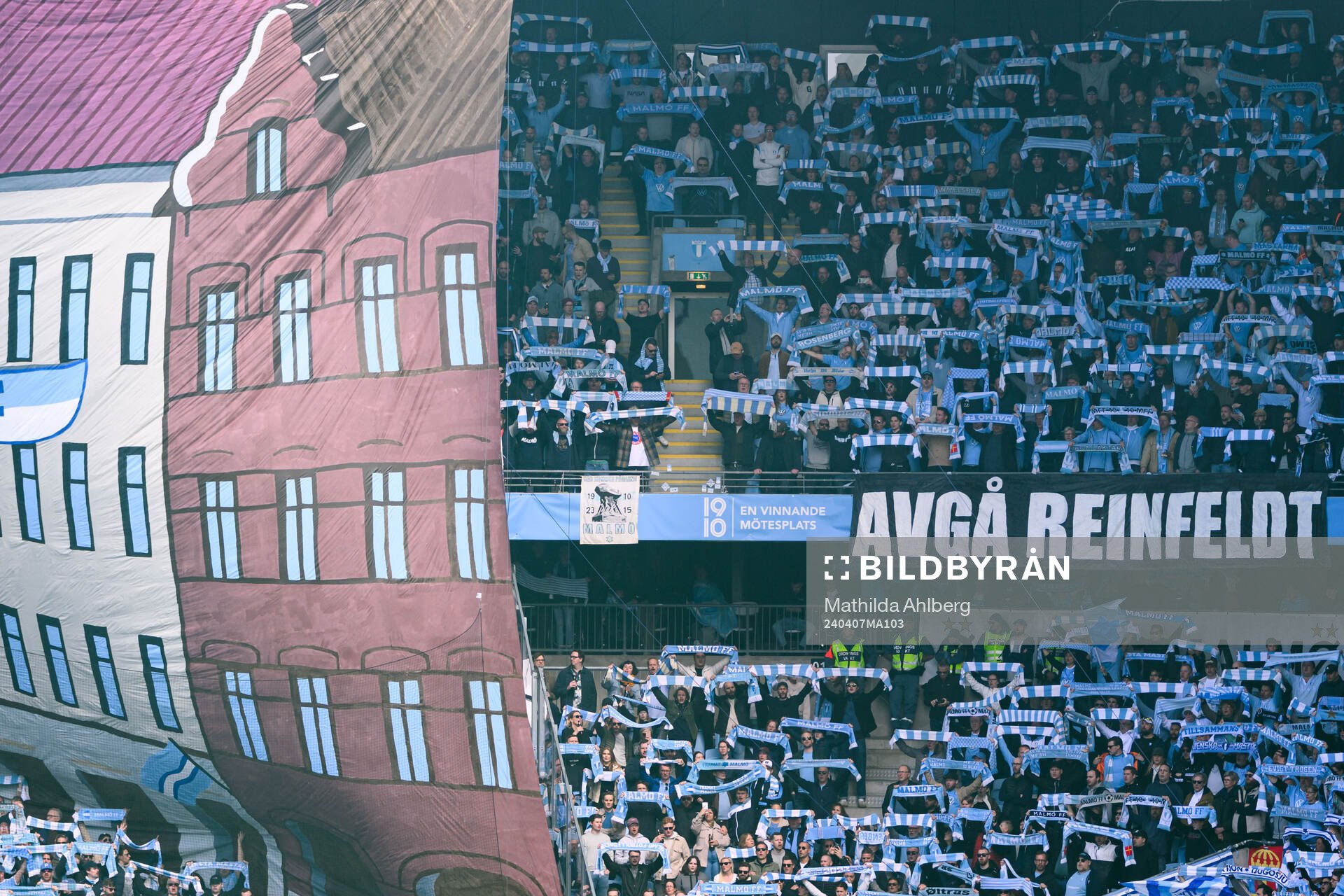 Malmö FFs supportrar med en banderoll med texten Avgå
