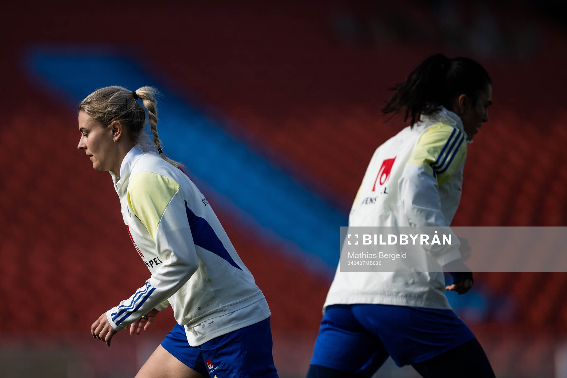 Amanda Nildén and goalkeeper Zecira Musovic of the Swedish