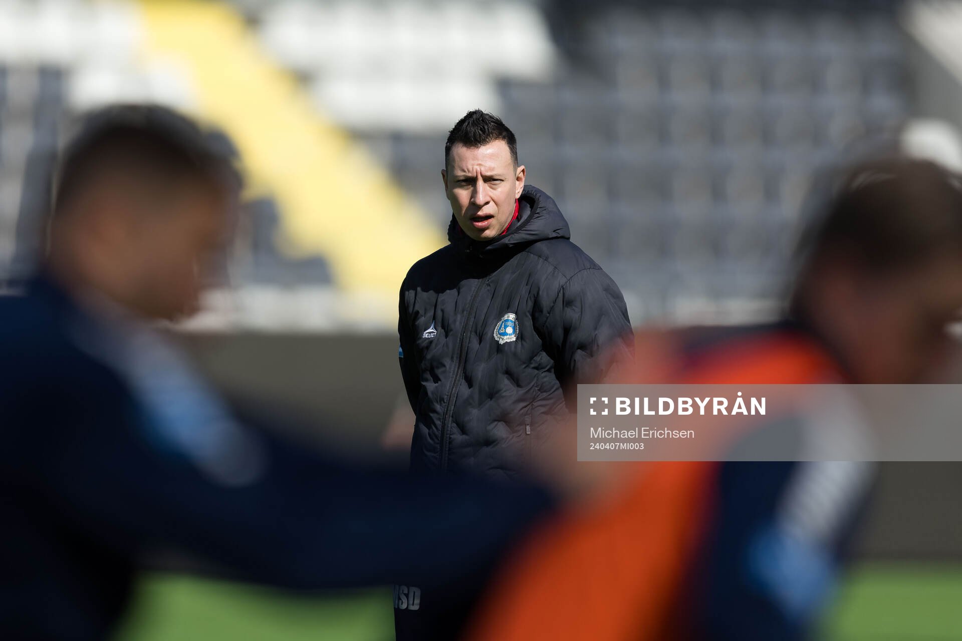 Utsiktens tränare Martin Smedberg Dalence under fotbollsmatchen i Superettan mellan Utsikten och Gefle den 7 april 2024 i Göteborg. 