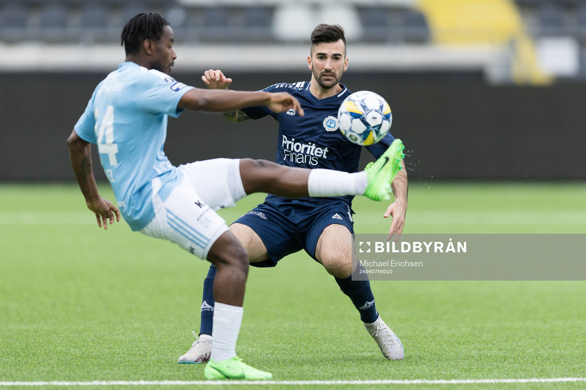 Gefles York Rafael och Utsiktens Allan Mohideen under fotbollsmatchen i Superettan mellan Utsikten och Gefle den 7 april 2024 i Göteborg. 