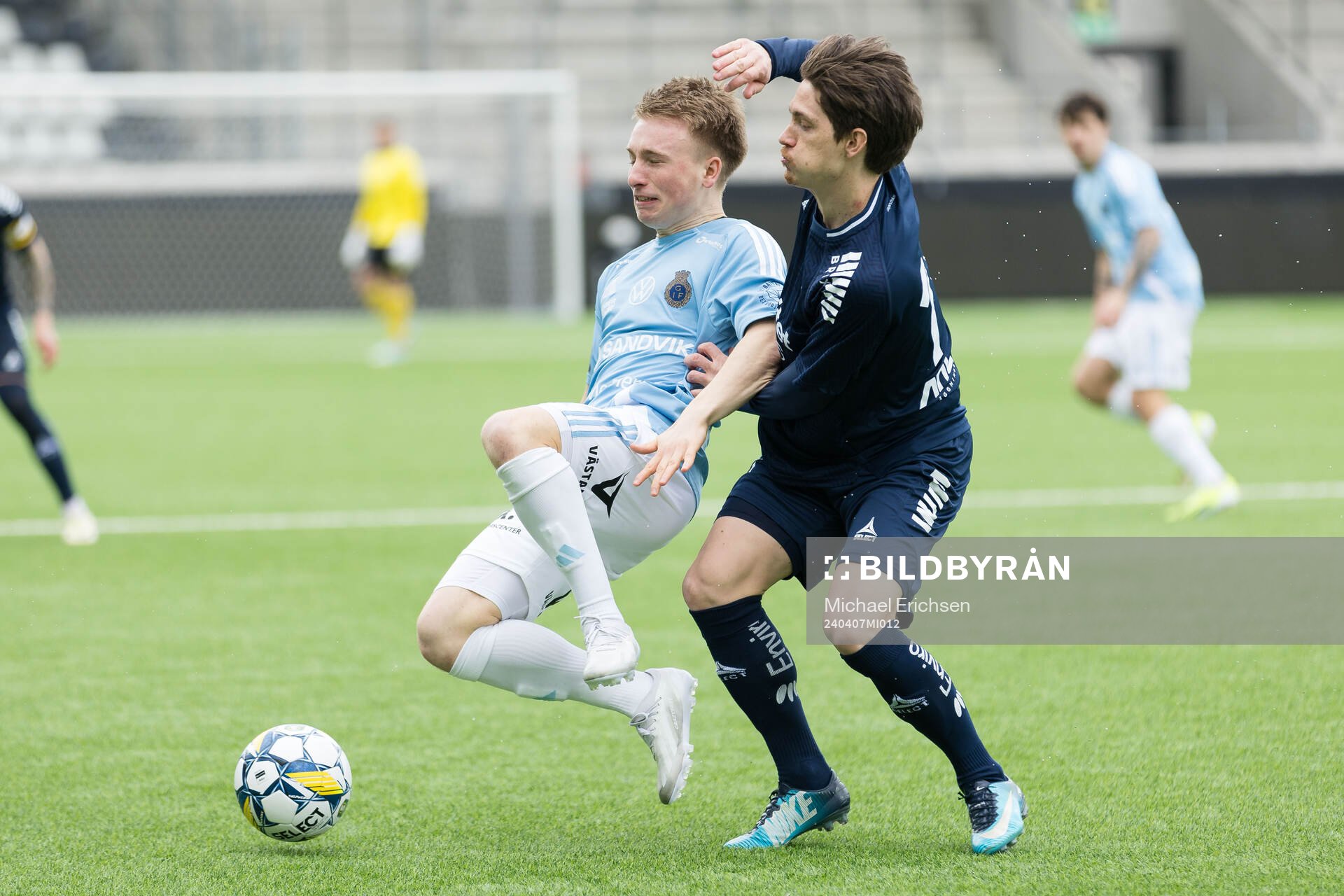 Gefles Constantino Capotondi och Utsiktens Robin Book under fotbollsmatchen i Superettan mellan Utsikten och Gefle den 7 april 2024 i Göteborg.