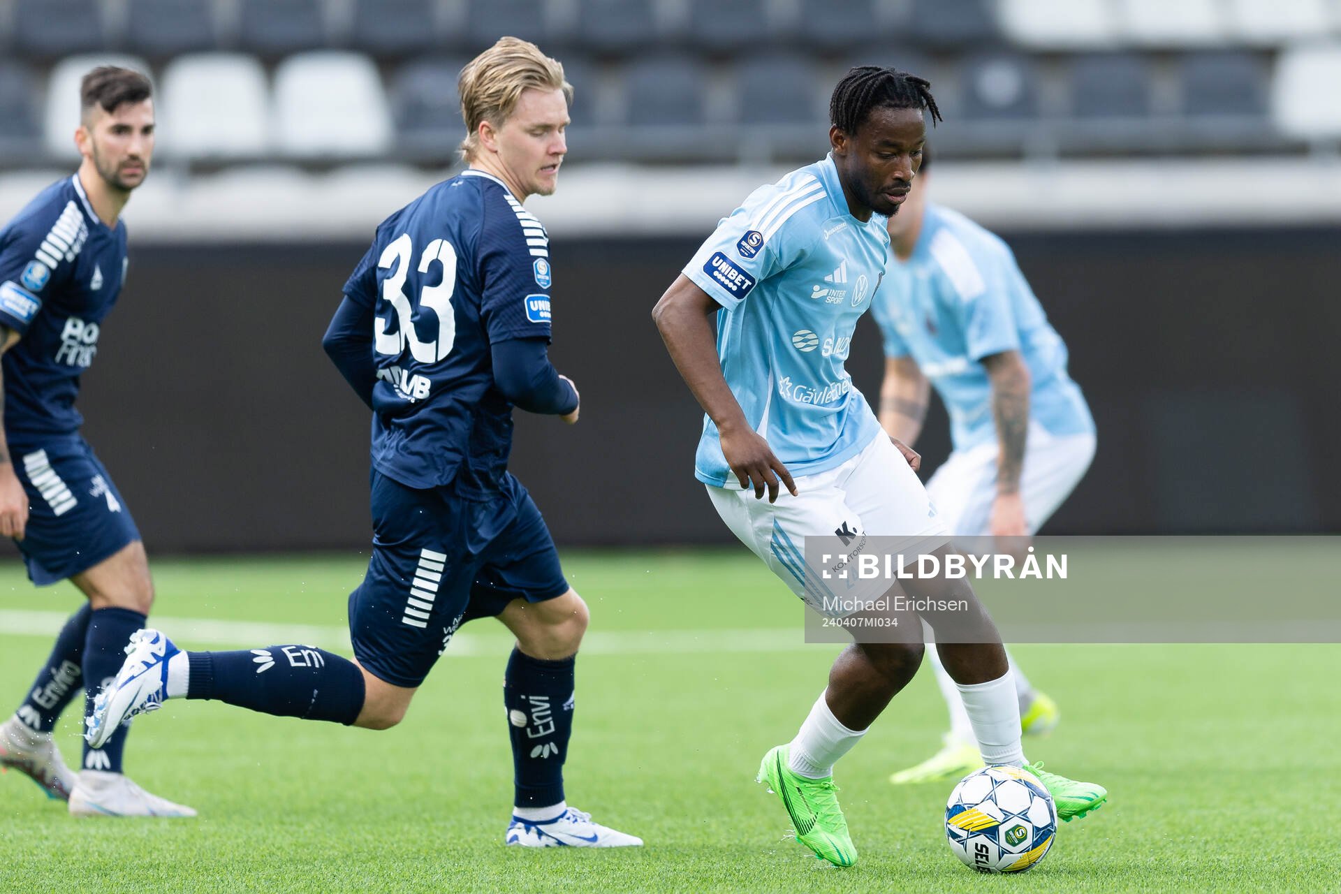 Utsiktens Sebastian Lagerlund och Gefles York Rafael under fotbollsmatchen i Superettan mellan Utsikten och Gefle den 7 april 2024 i Göteborg.