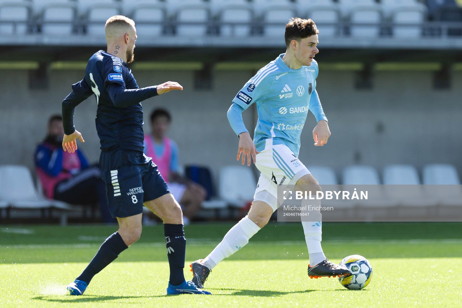 Utsiktens Alexander Faltsetas och Gefles Samuel Adrian under fotbollsmatchen i Superettan mellan Utsikten och Gefle den 7 april 2024 i Göteborg.