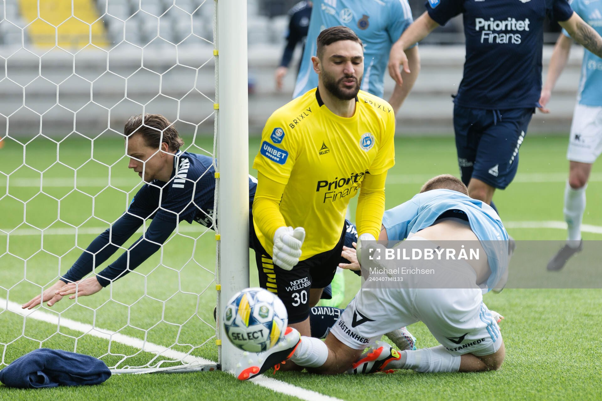 Utsiktens målvakt Elias Hadaya och Gefles Jesper Merbom