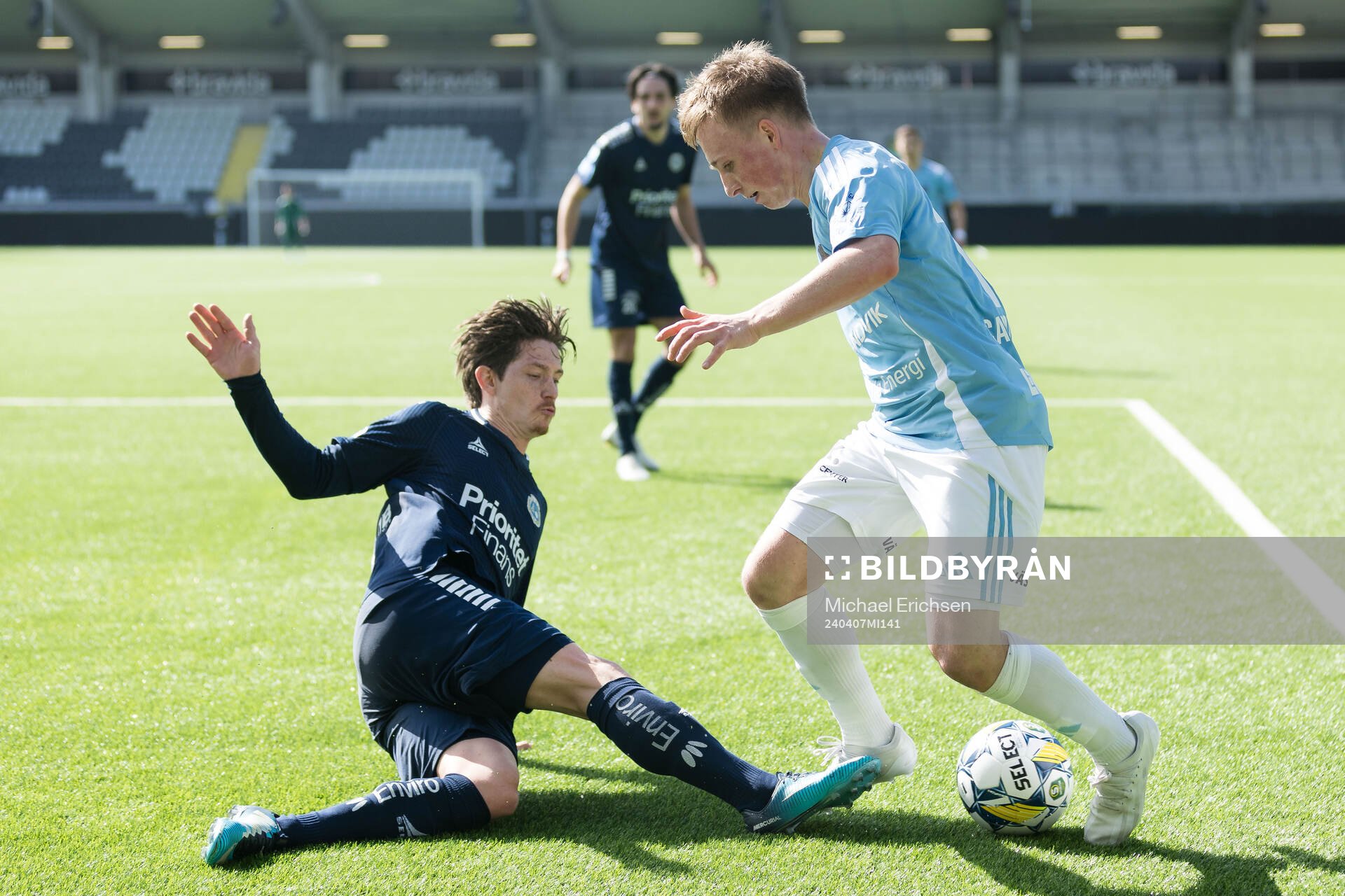 Utsiktens Robin Book och Gefles Constantino Capotondi under fotbollsmatchen i Superettan mellan Utsikten och Gefle den 7 april 2024 i Göteborg.