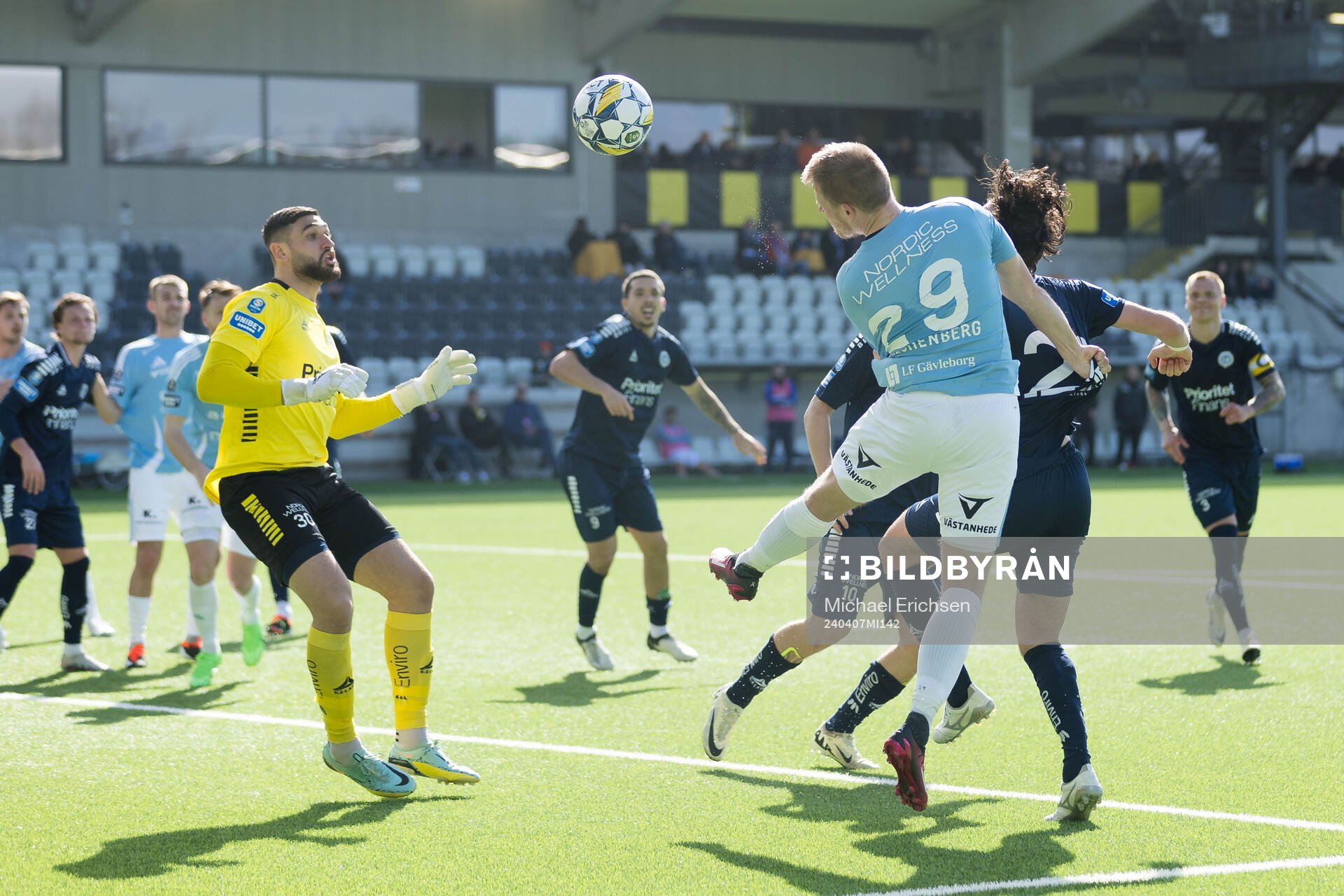 Utsiktens målvakt Elias Hadaya och Gefles Martin Rauschenberg Brorsen under fotbollsmatchen i Superettan mellan Utsikten och Gefle den 7 april 2024 i Göteborg.