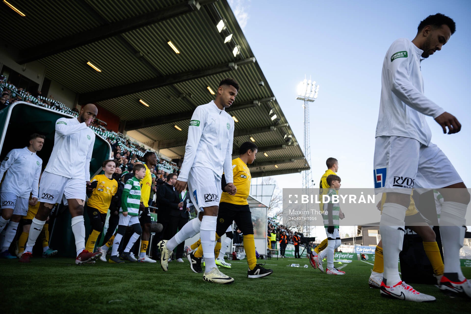 Västerås och Elfsborgs spelare gör entré
