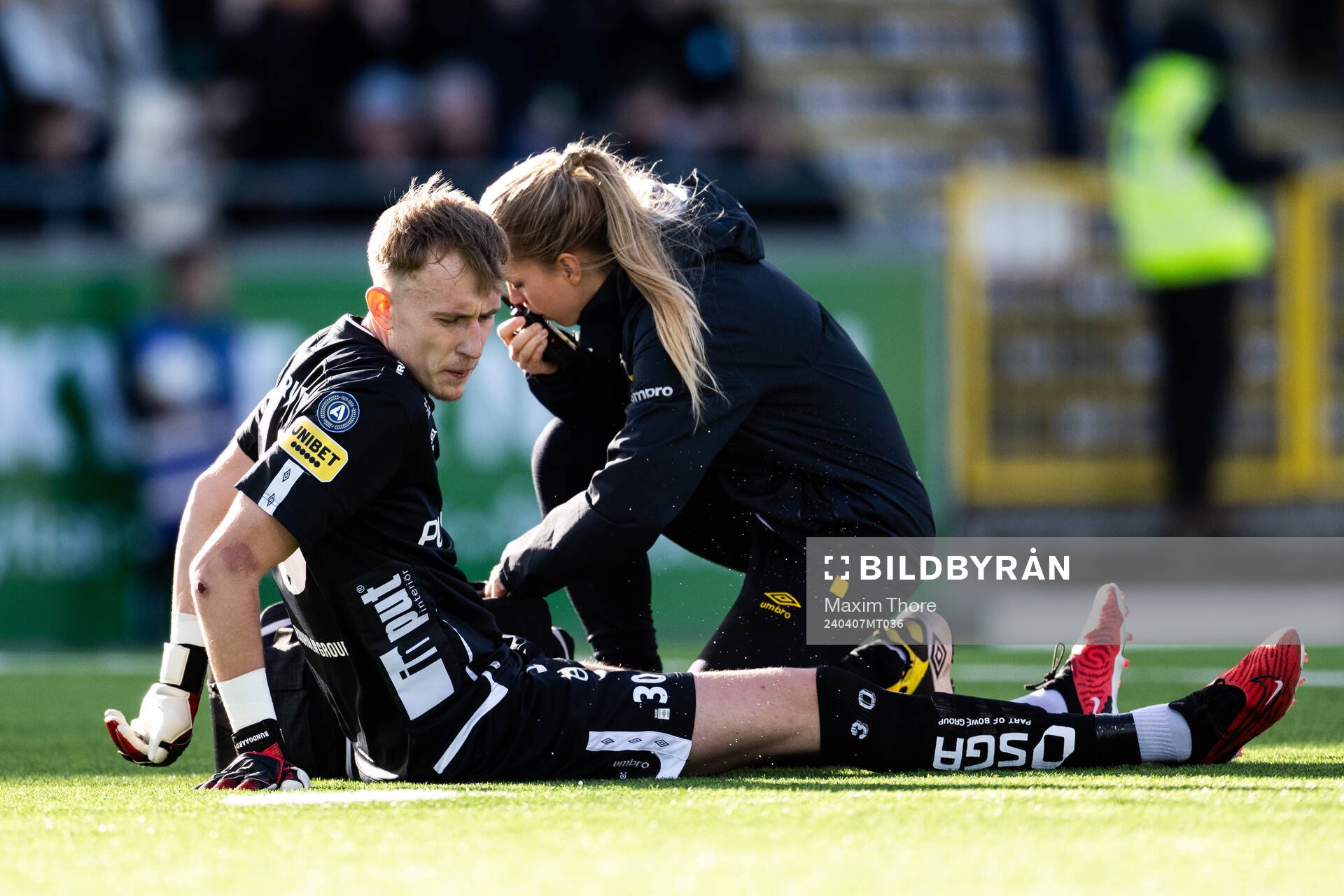 Elfsborgs målvakt Marcus Bundgaard Sörensen får vård