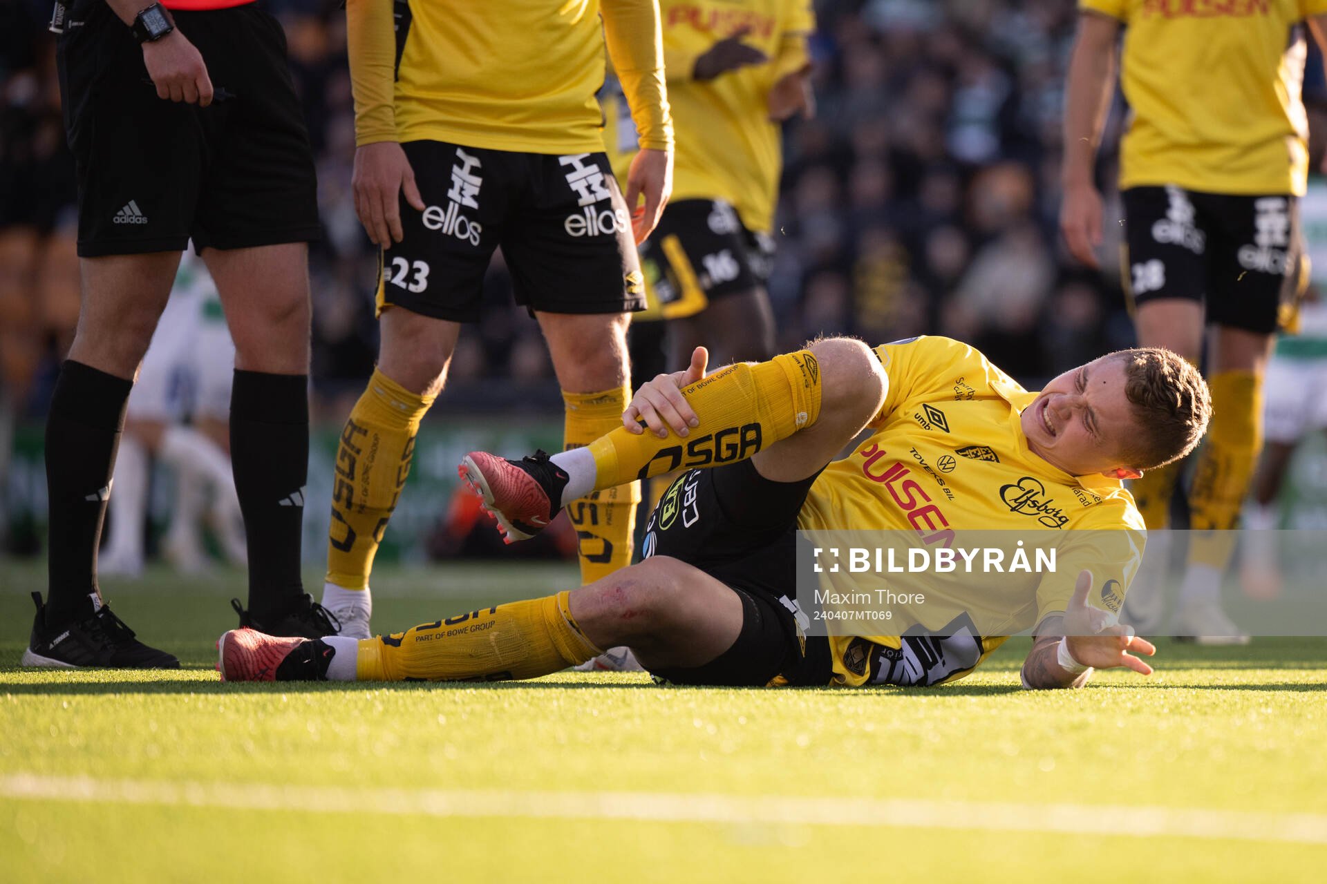 Elfsborgs Sebastian Holmen har ont under fotbollsmatchen i Allsvenskan mellan Västerås och Elfsborg den 7 april 2024 i Västerås. 