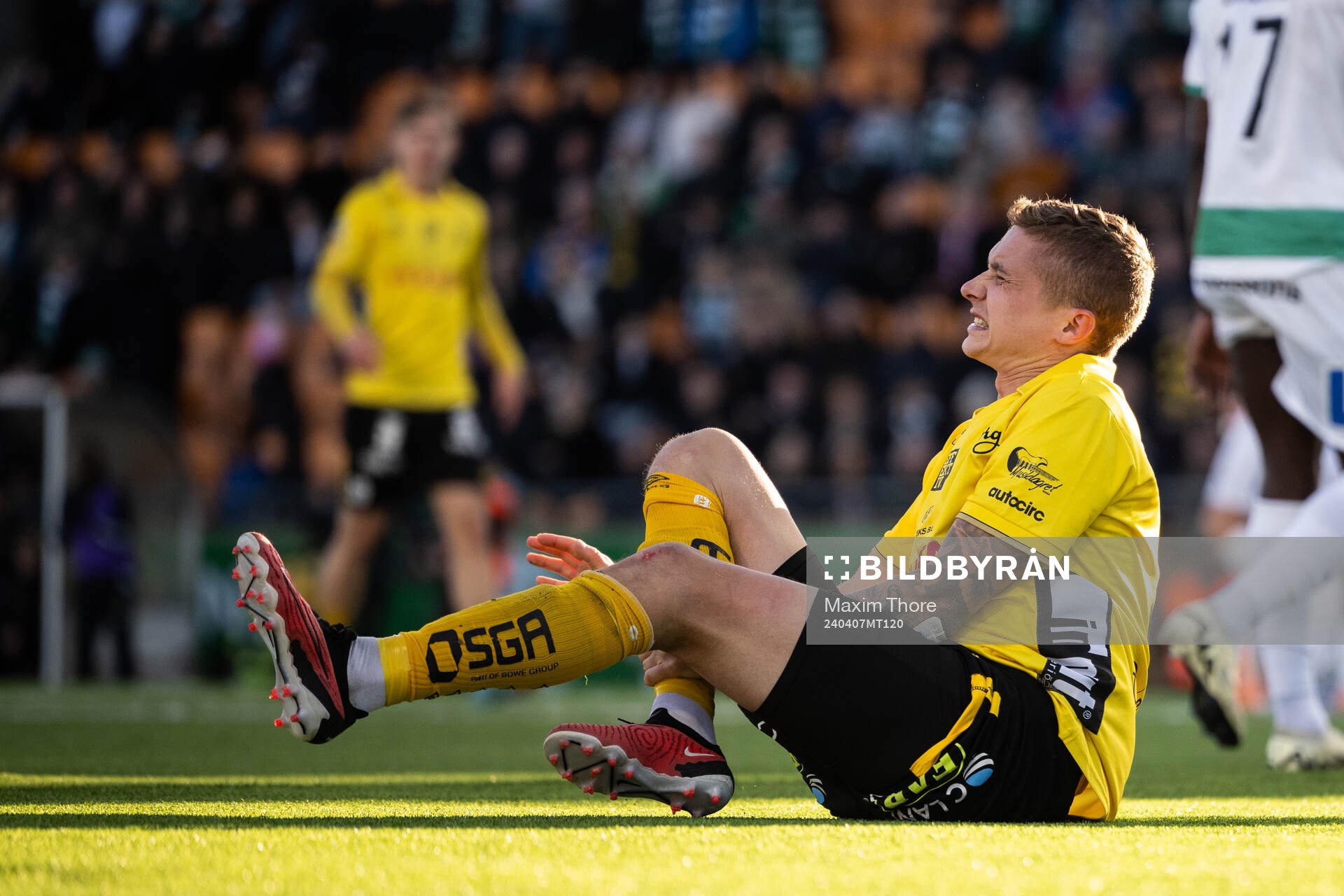 Elfsborgs Sebastian Holmen har ont under fotbollsmatchen i Allsvenskan mellan Västerås och Elfsborg den 7 april 2024 i Västerås. 