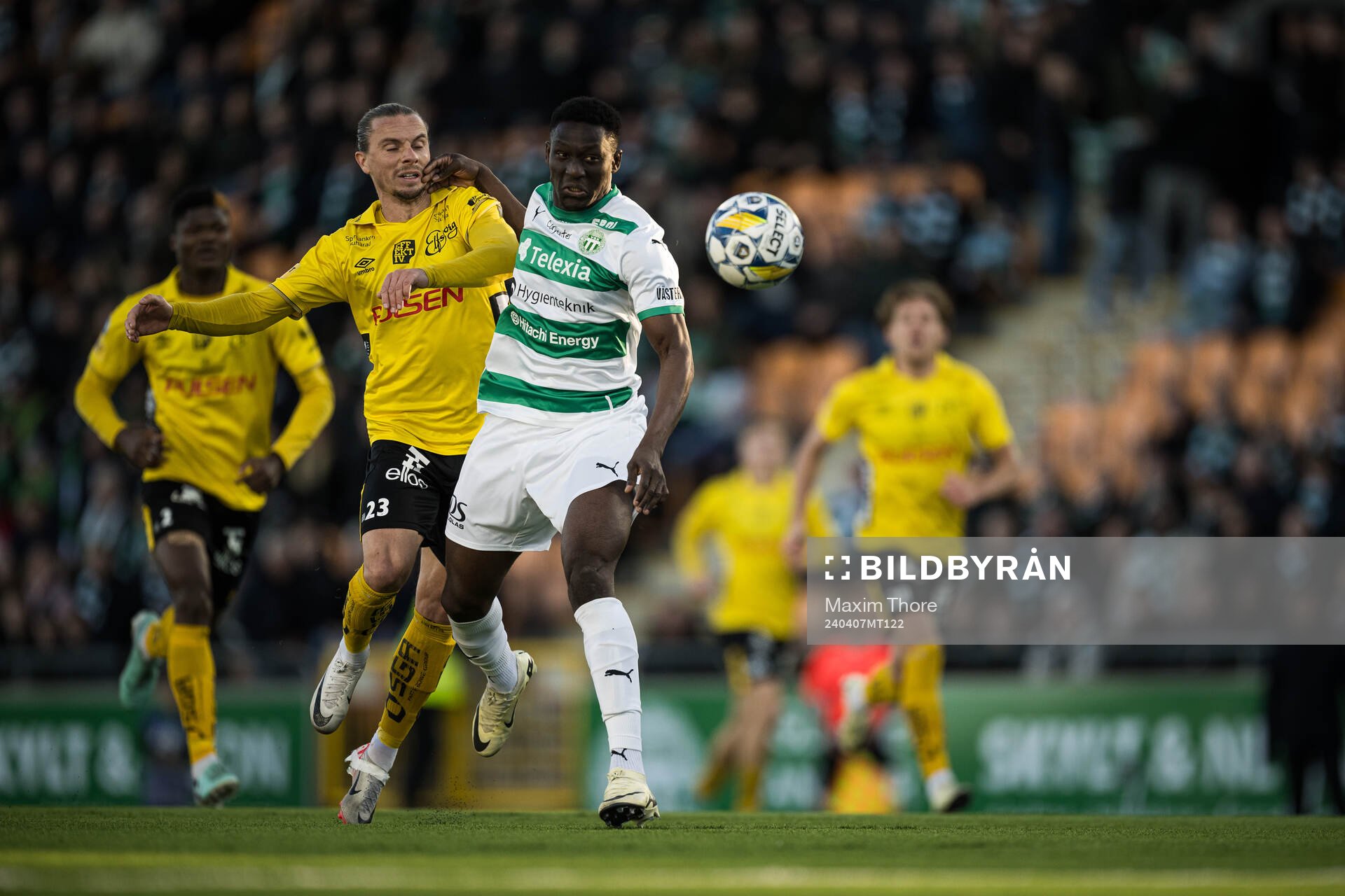 Elfsborgs Niklas Hult och Västerås Ibrahim Yalatif Diabate