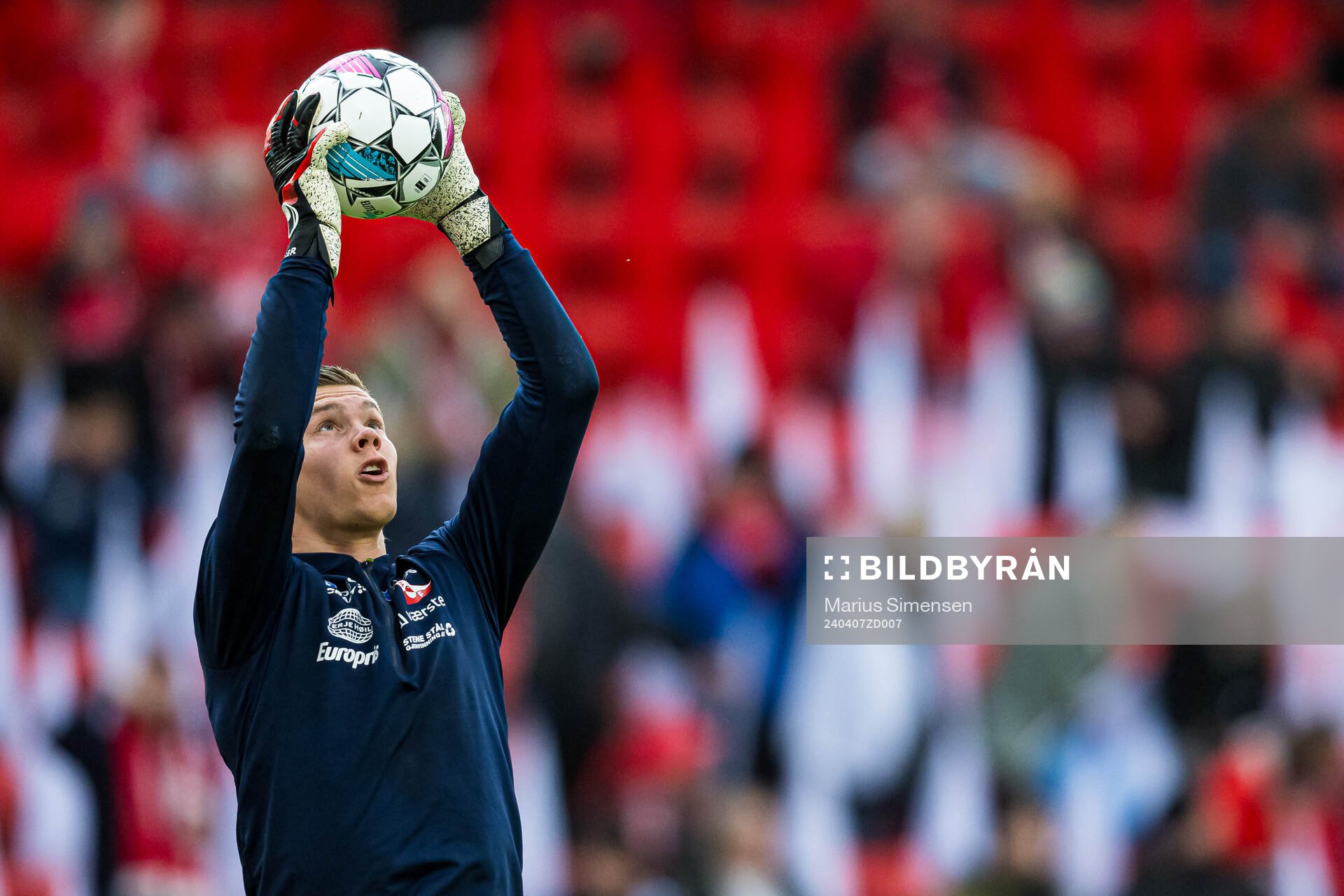 Jonathan Frost Fischer of Fredrikstad warms up