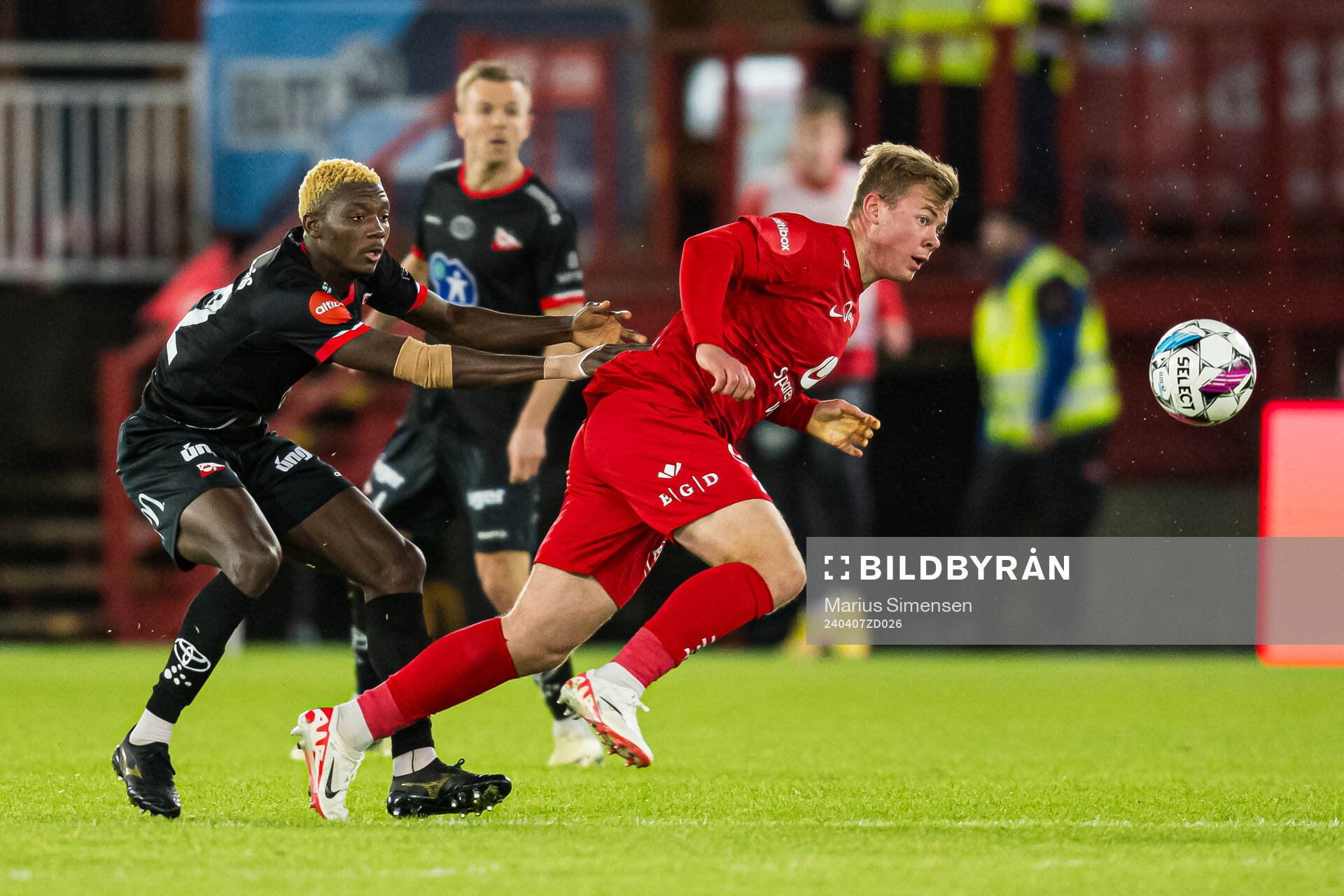 Maxwell Woledzi of Fredrikstad and Aune Heggebø of Brann