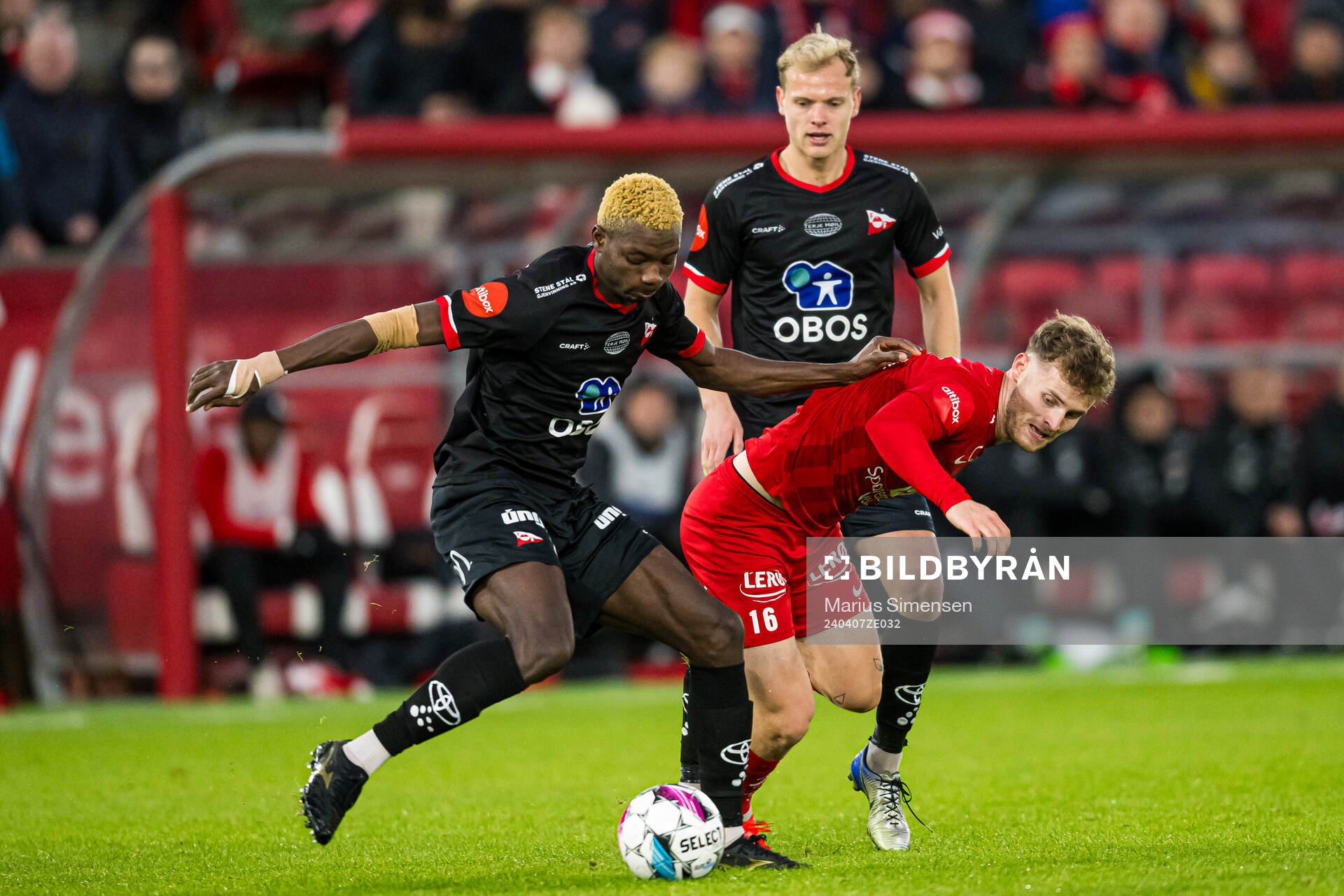 Maxwell Woledzi of Fredrikstad and Ole Didrik Blomberg of