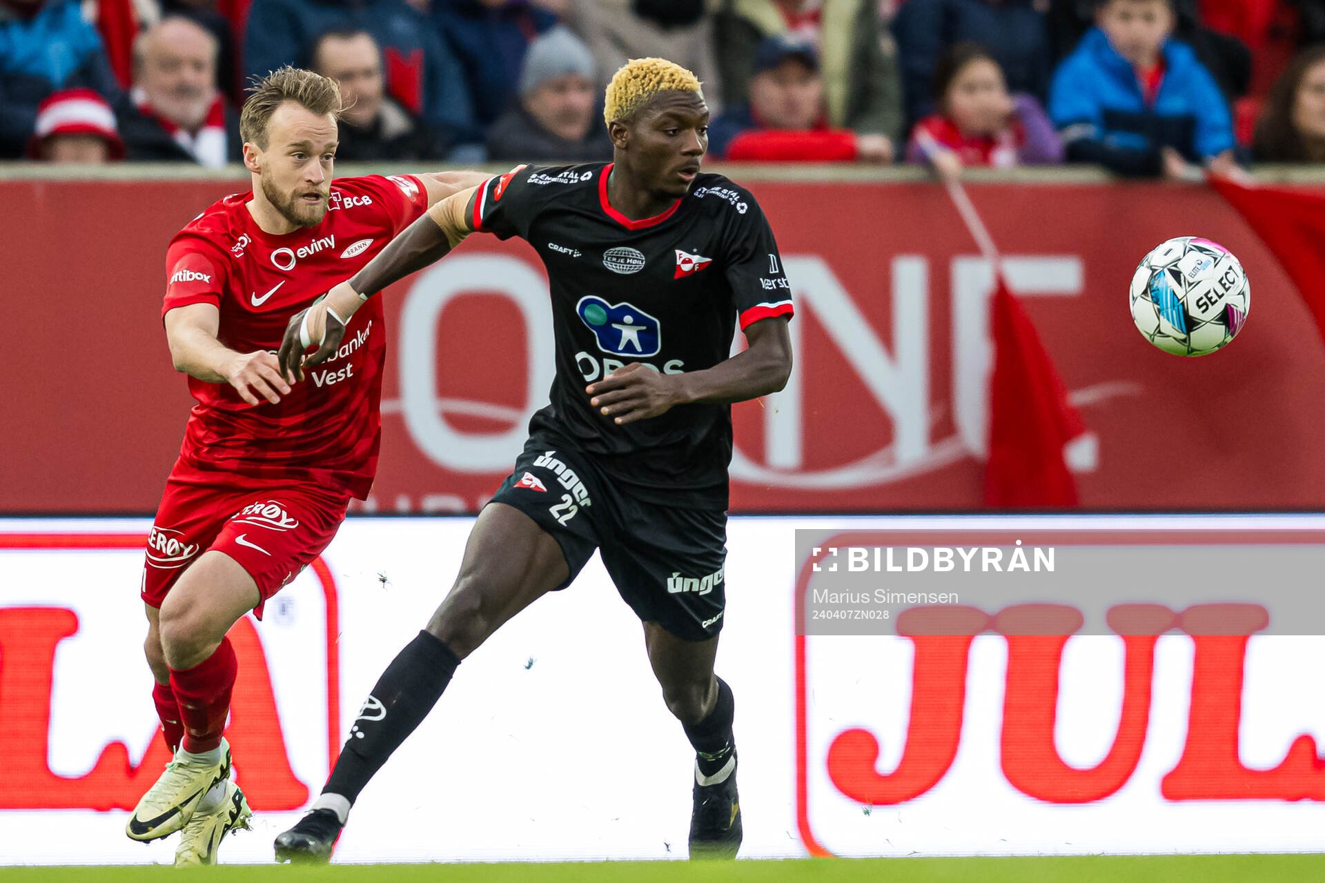 Bård Finne of Brann and Maxwell Woledzi of Fredrikstad