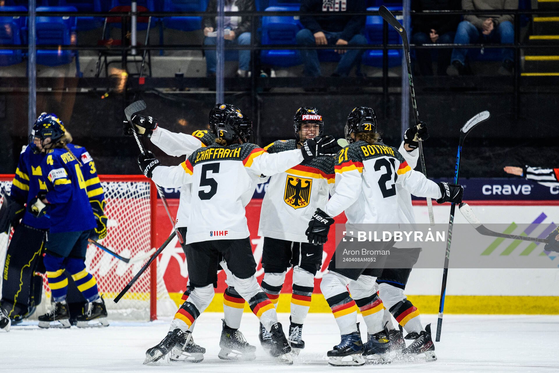 Franziska Feldmeier celebrates with teammates