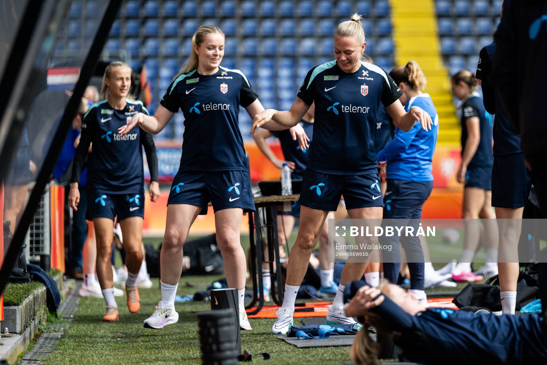 Goalkeeper Guro Pettersen and Guro Bergsvand of the