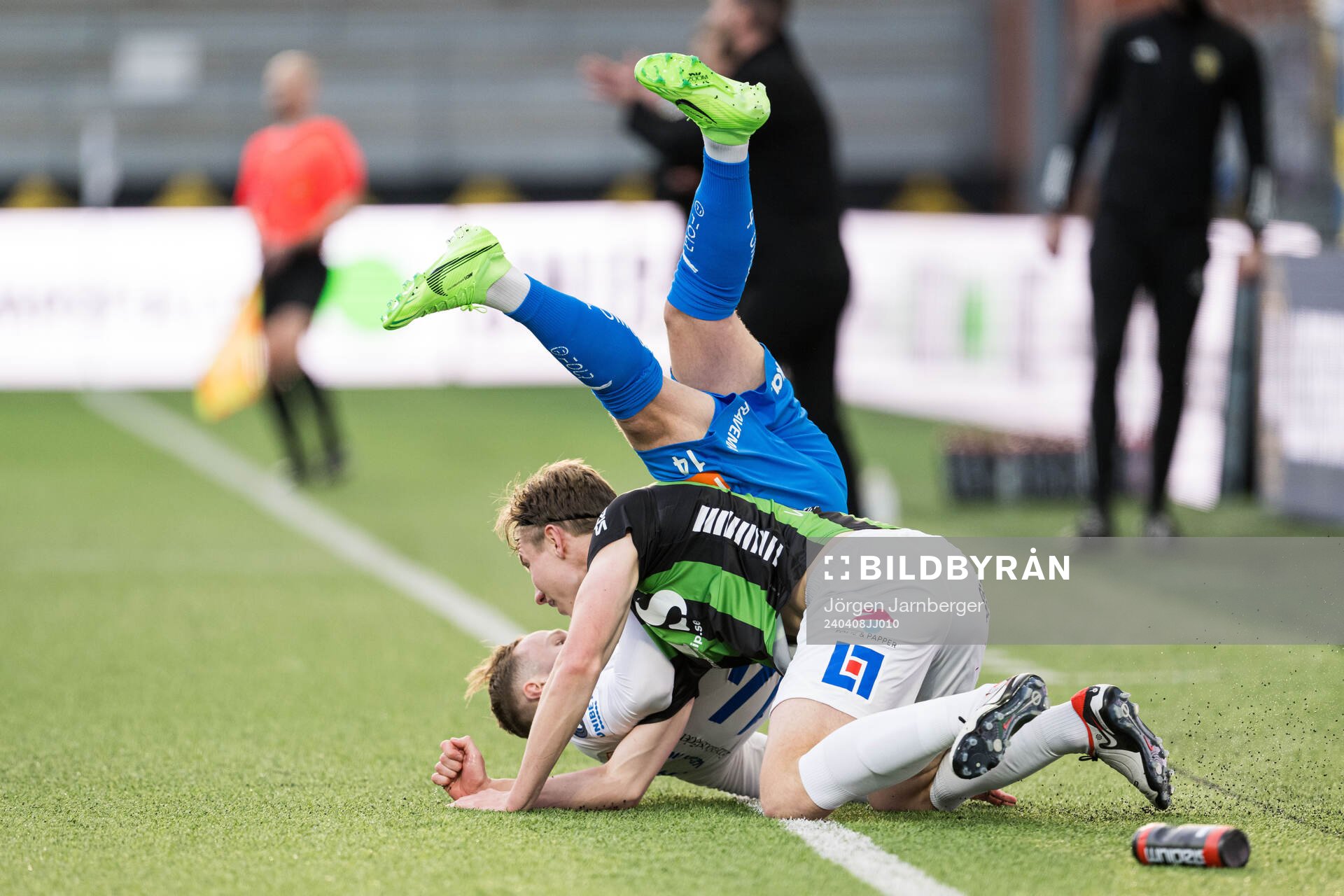 GAISs Robin Frej och Värnamos Gustav Engvall under fotbollsmatchen i Allsvenskan mellan Värnamo och GAIS den 8 april 2024 i Borås. 