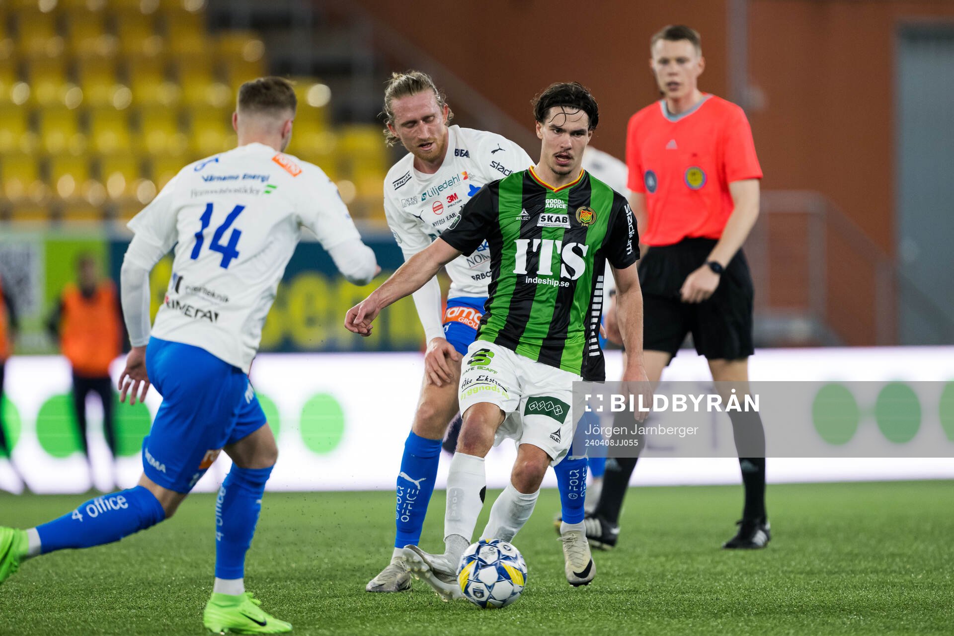 GAISs William Milovanovic och Värnamos Hampus Näsström under fotbollsmatchen i Allsvenskan mellan Värnamo och GAIS den 8 april 2024 i Borås.