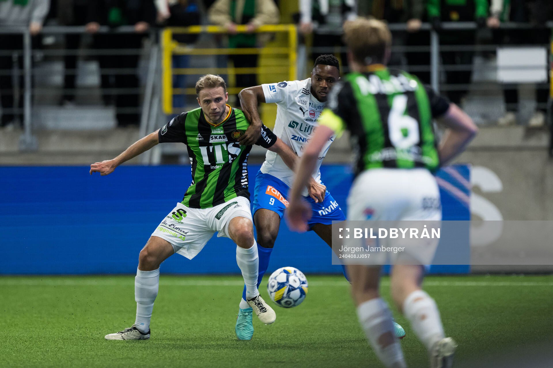 GAISs Gustav Lundgren och Värnamos Johnbosco Samuel Kalu under fotbollsmatchen i Allsvenskan mellan Värnamo och GAIS den 8 april 2024 i Borås.