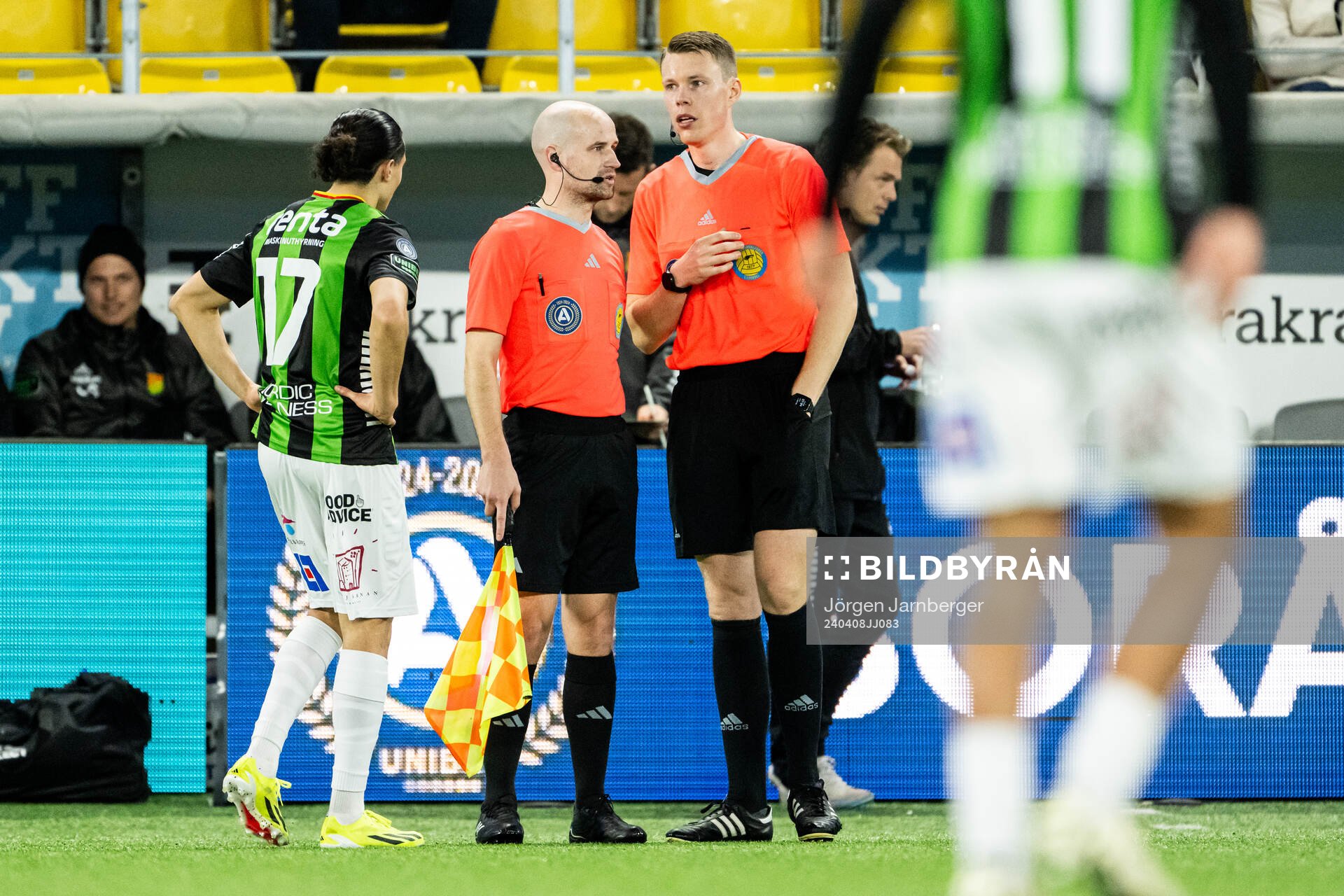 Domare Oscar Johnson diskuterar med assisterande domaren under fotbollsmatchen i Allsvenskan mellan Värnamo och GAIS den 8 april 2024 i Borås.
