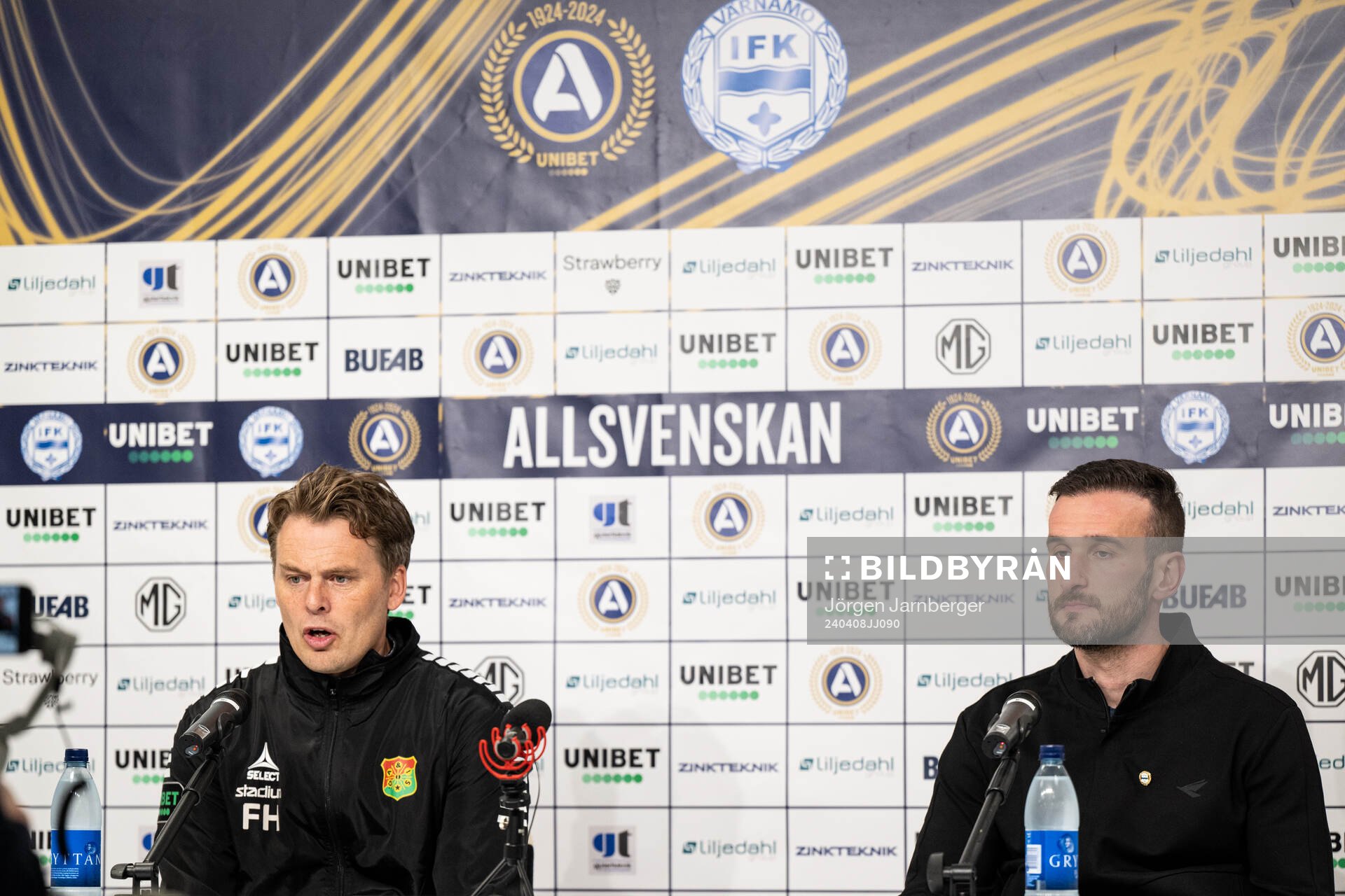 GAISs tränare Fredrik Holmberg och Värnamos tränare Anes Mravac under presskonferensen efter fotbollsmatchen i Allsvenskan mellan Värnamo och GAIS den 8 april 2024 i Borås.