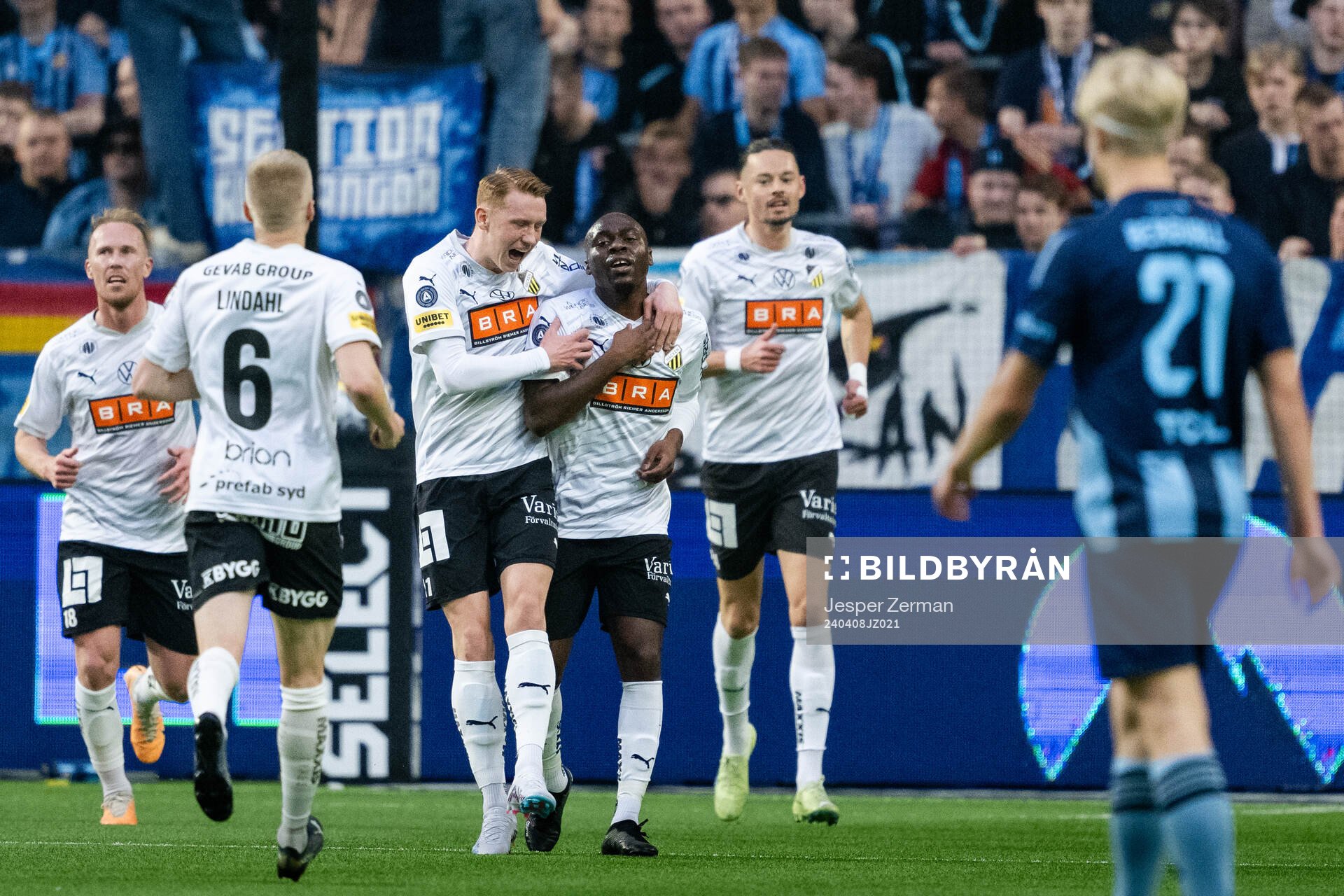 Häckens Edward Chilufya och Julius Lindberg jublar