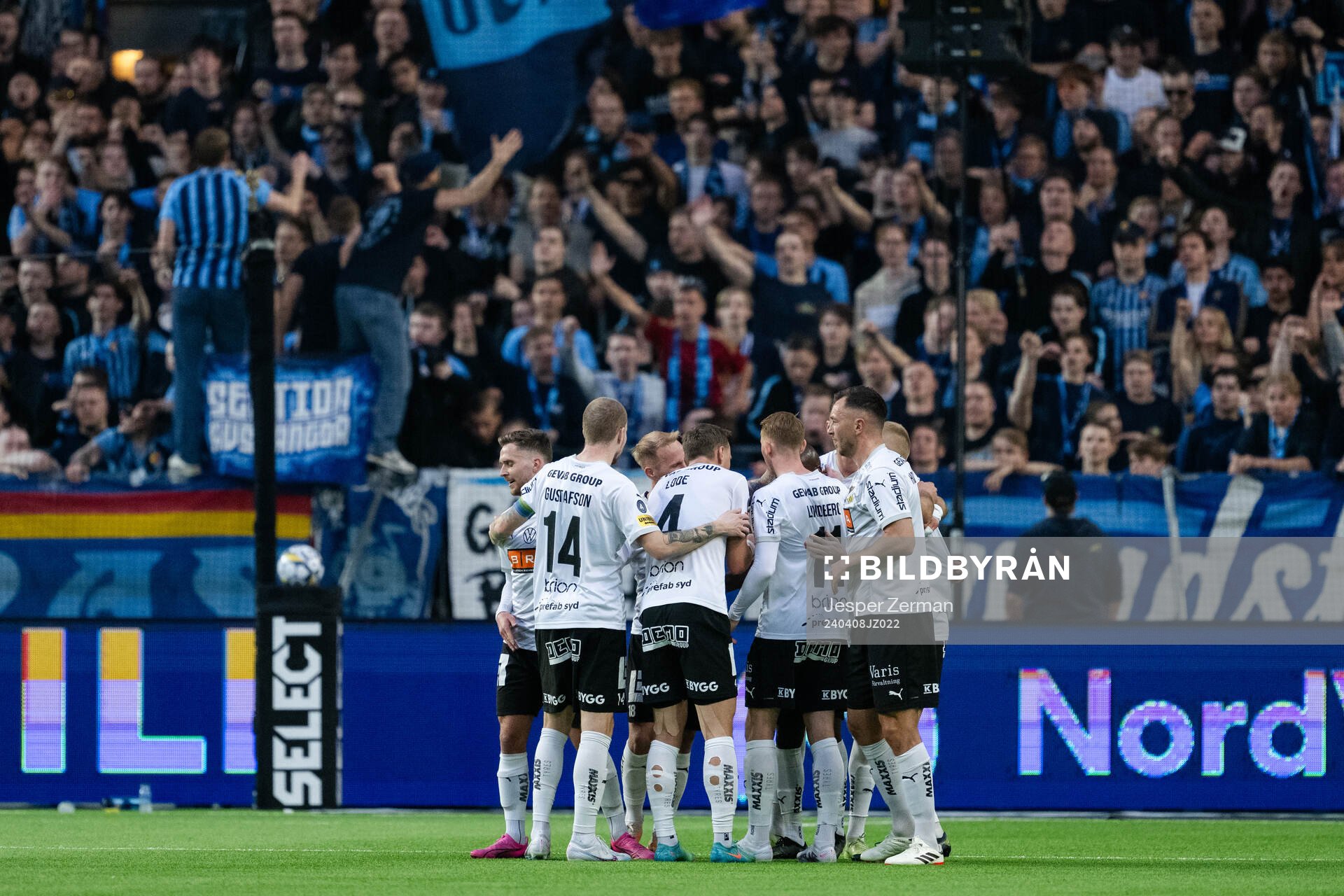 Häckens spelare jublar med Edward Chilufya