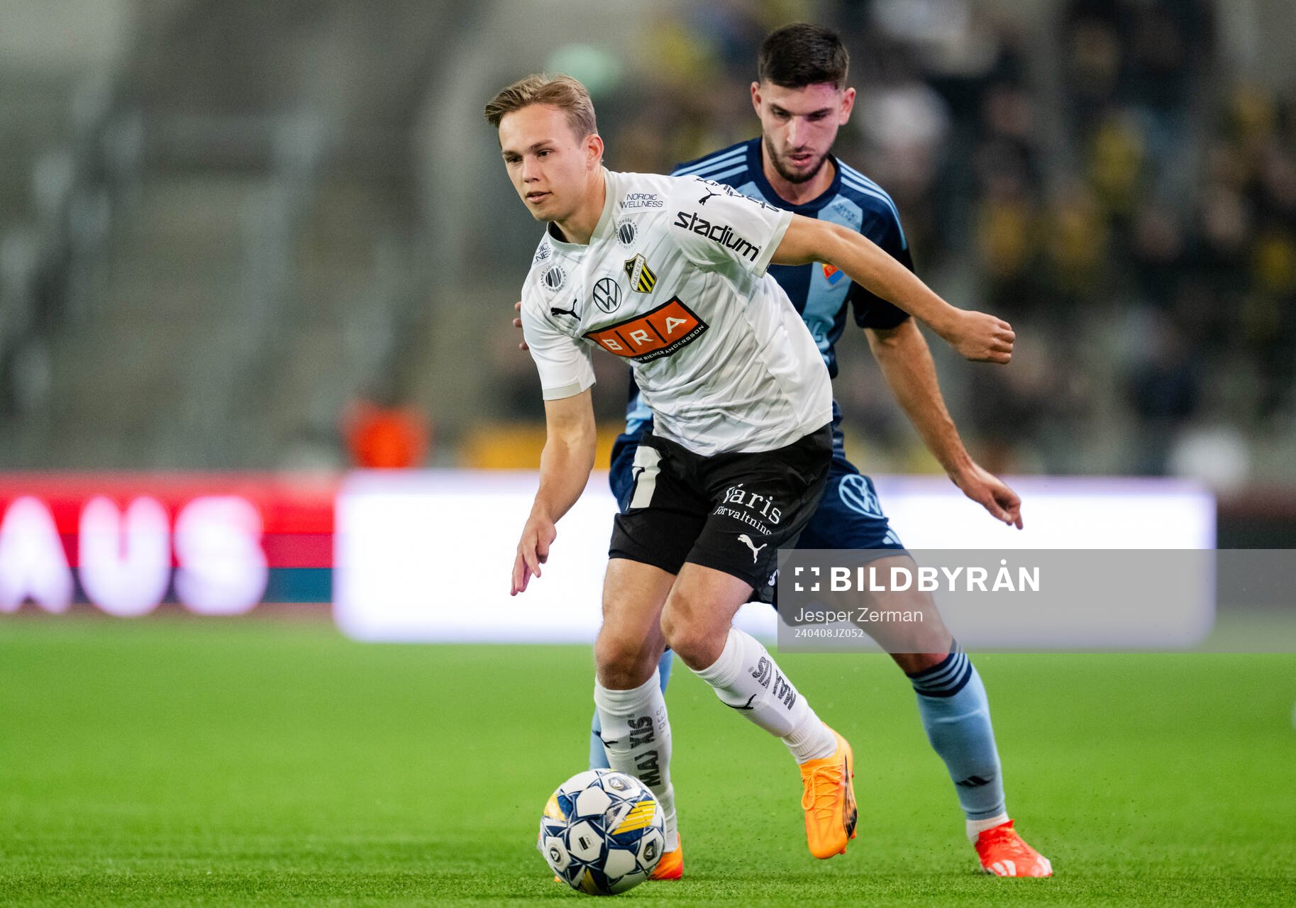 Häckens Pontus Dahbo och Djurgårdens Besard Sabovic under fotbollsmatchen i Allsvenskan mellan Djurgården och Häcken den 8 april 2024 i Stockholm.