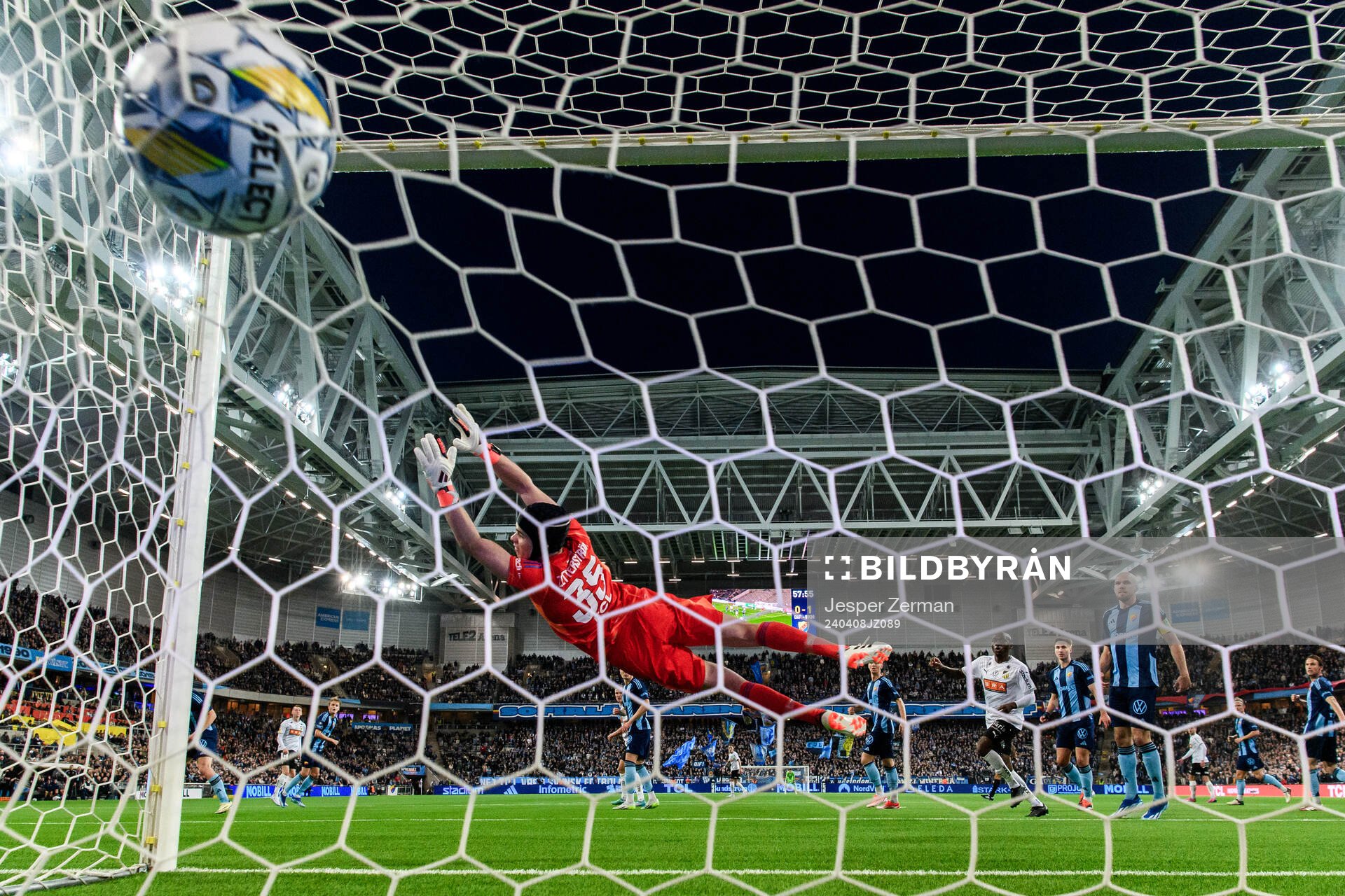 Djurgårdens Jacob Widell Zetterström släpper in 0-2 av Häckens Julius Lindberg under fotbollsmatchen i Allsvenskan mellan Djurgården och Häcken den 8 april 2024 i Stockholm.