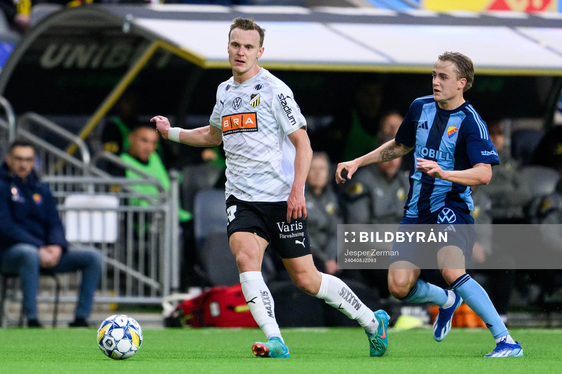 Häckens Marius Lode och Djurgårdens Oskar Fallenius under fotbollsmatchen i Allsvenskan mellan Djurgården och Häcken den 8 april 2024 i Stockholm.
