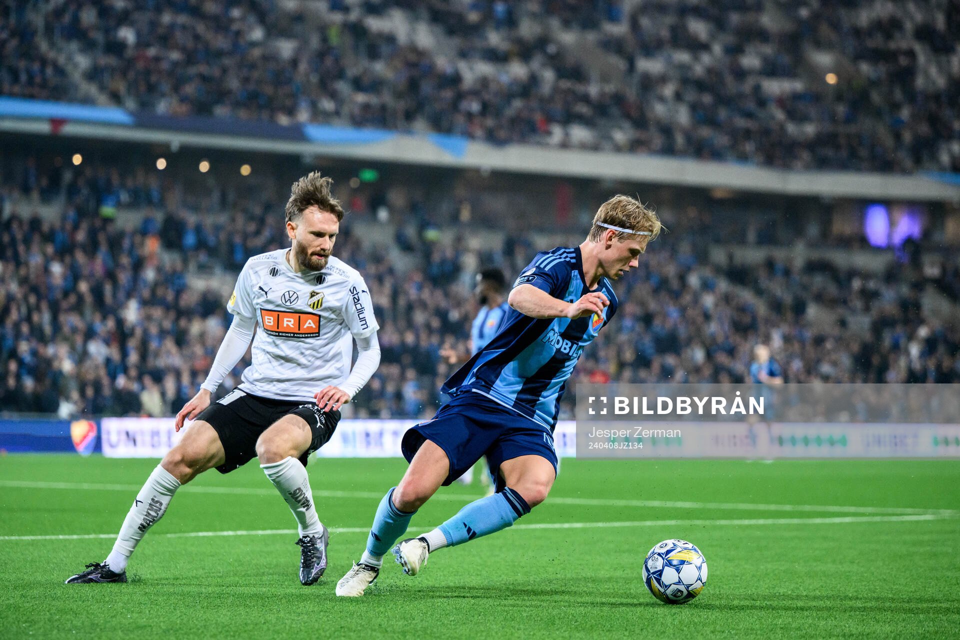 Häckens Simon Sandberg och Djurgårdens Tobias Gulliksen under fotbollsmatchen i Allsvenskan mellan Djurgården och Häcken den 8 april 2024 i Stockholm.