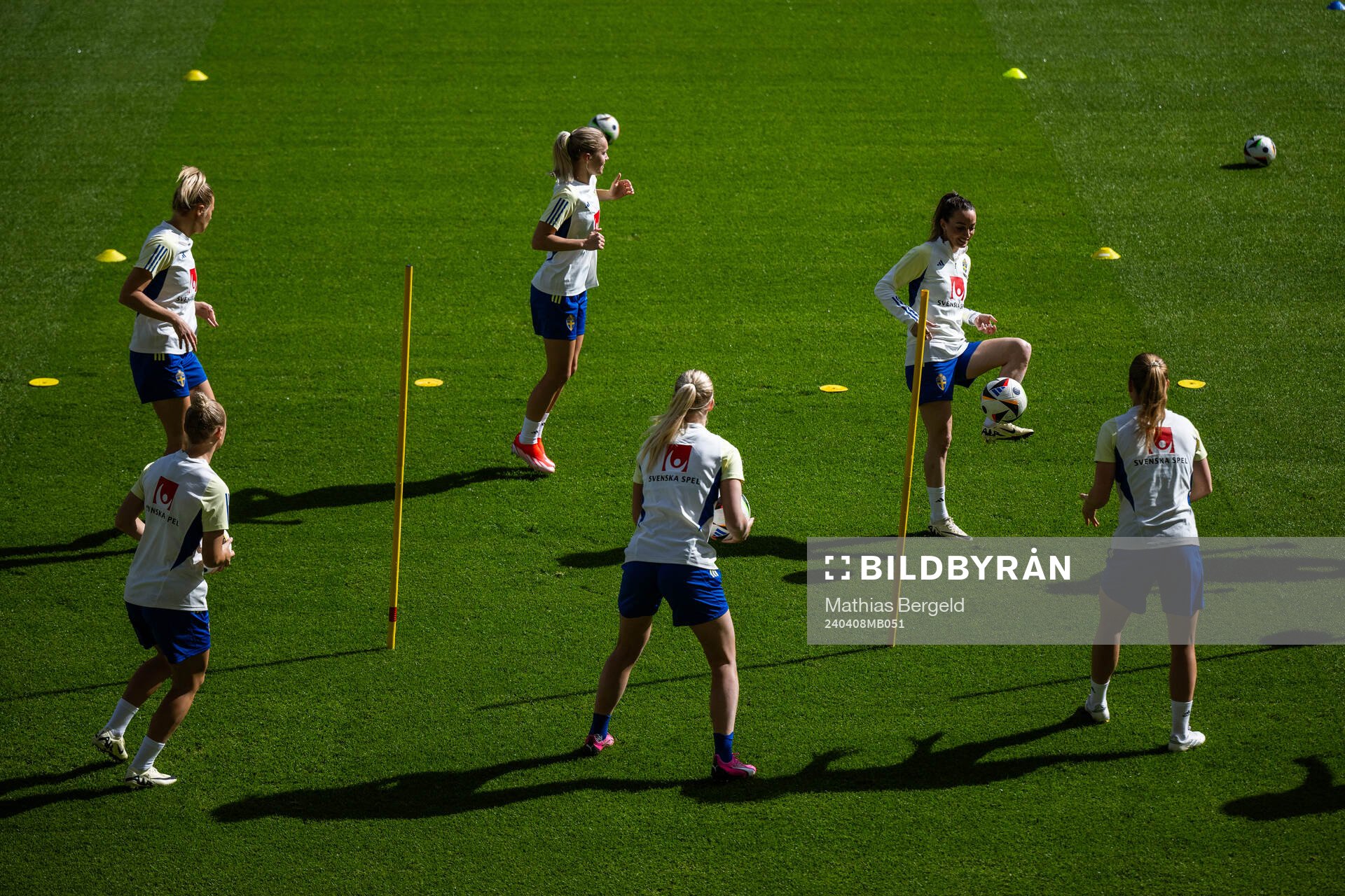 Fridolina Rolfö, Amanda Nildén and Kosovare Asllani of