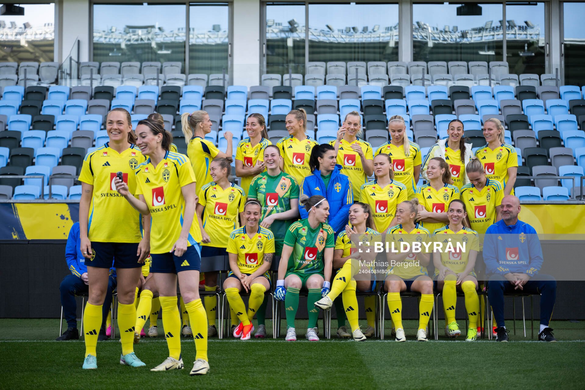 Magdalena Eriksson and Kosovare Asllani in front of team