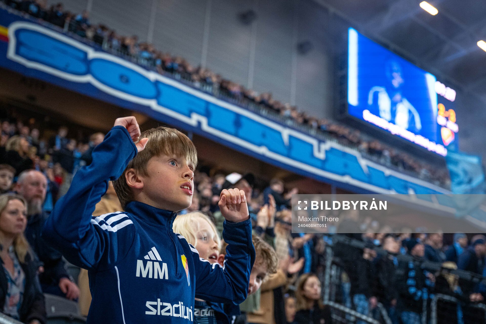 En ung Djurgården-supporter jublar