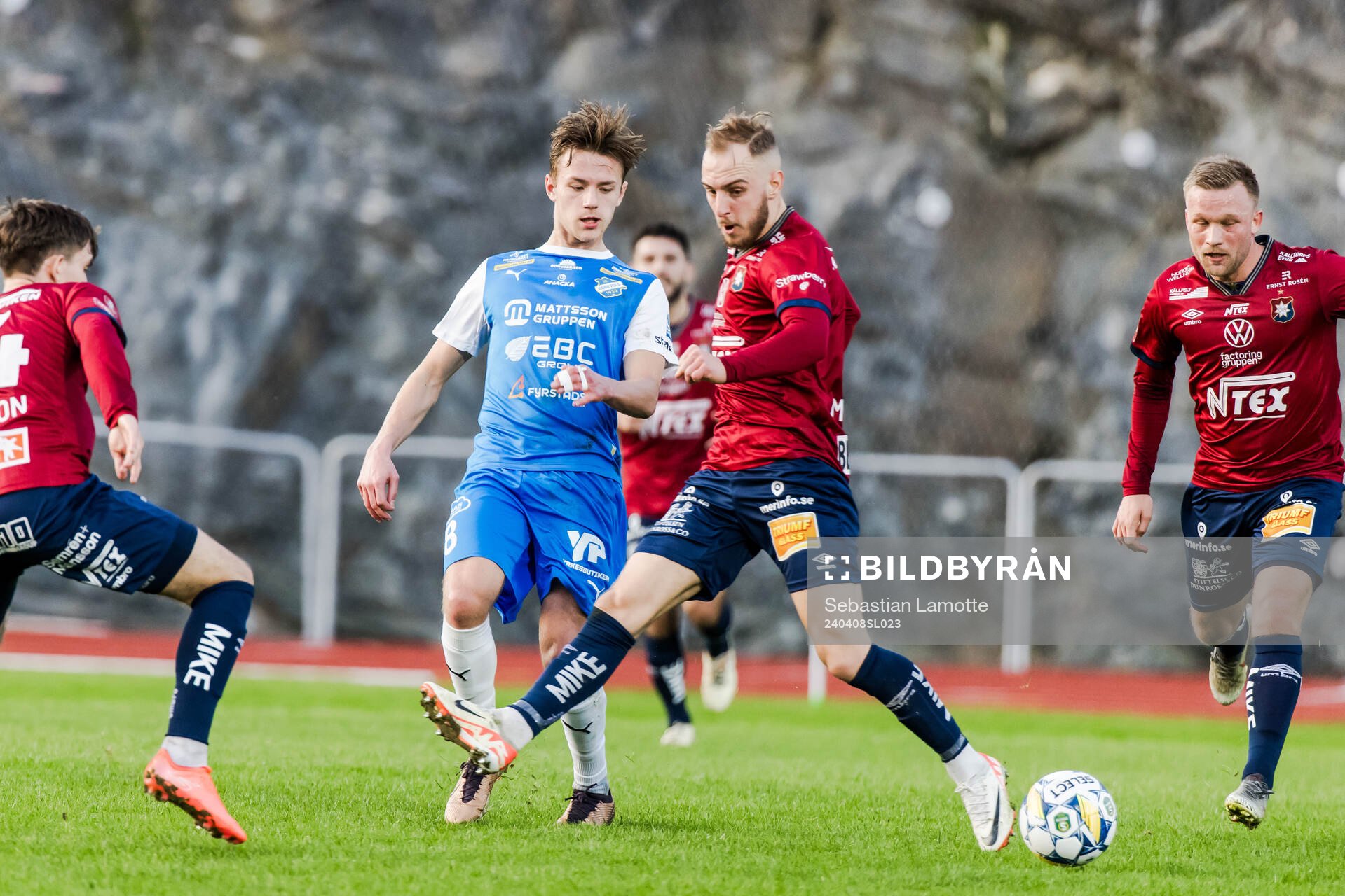 IK Oddevolds Gustav Forssell och Örgrytes Amel Mujanic under fotbollsmatchen i Superettan mellan IK Oddevold och Örgryte den 8 april 2024 i Uddevalla.