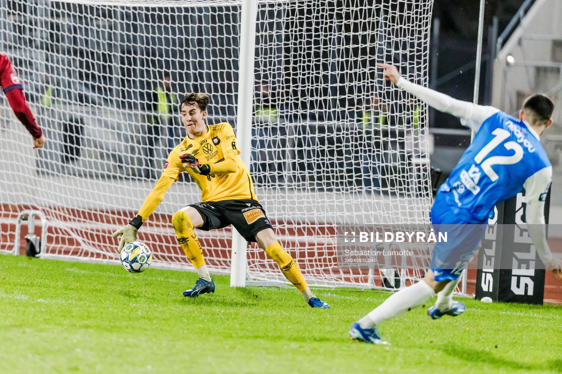 Örgrytes målvakt Hampus Gustafsson och IK Oddevolds Daniel Krezic under fotbollsmatchen i Superettan mellan IK Oddevold och Örgryte den 8 april 2024 i Uddevalla. 