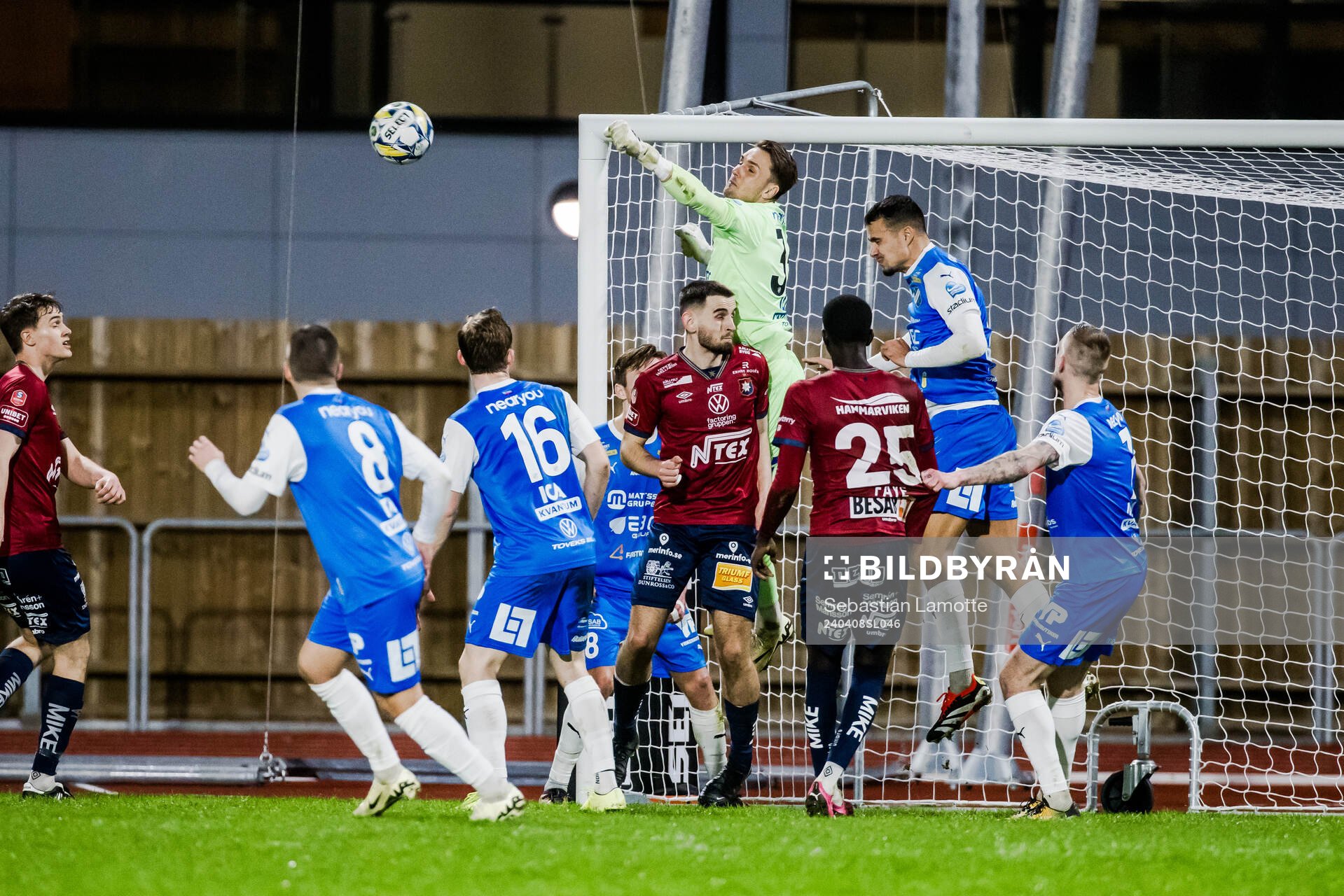 IK Oddevolds målvakt Oscar Ekman boxar en hörna