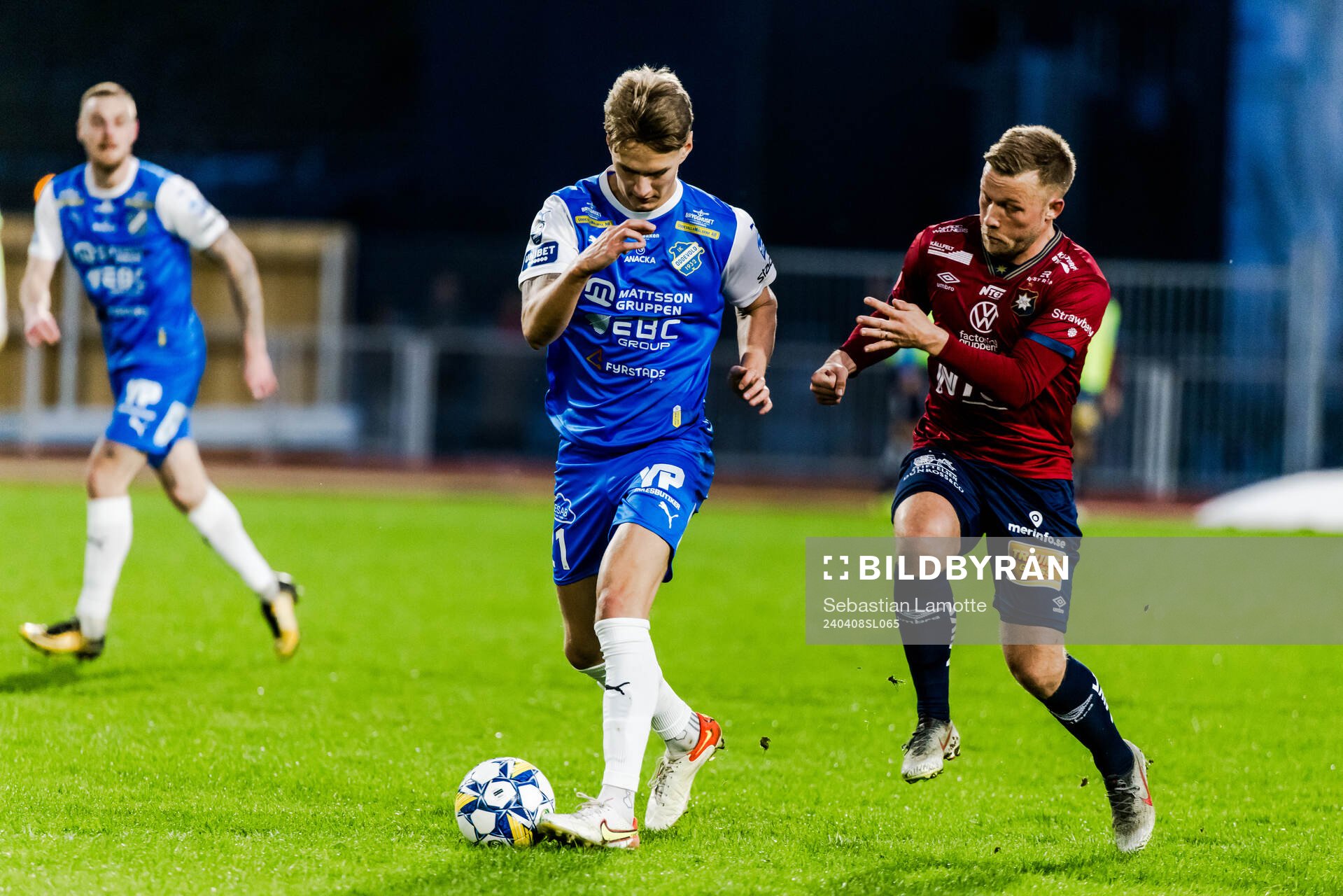 IK Oddevolds Alexander Almqvist och Örgrytes Nicklas Bärkroth under fotbollsmatchen i Superettan mellan IK Oddevold och Örgryte den 8 april 2024 i Uddevalla.