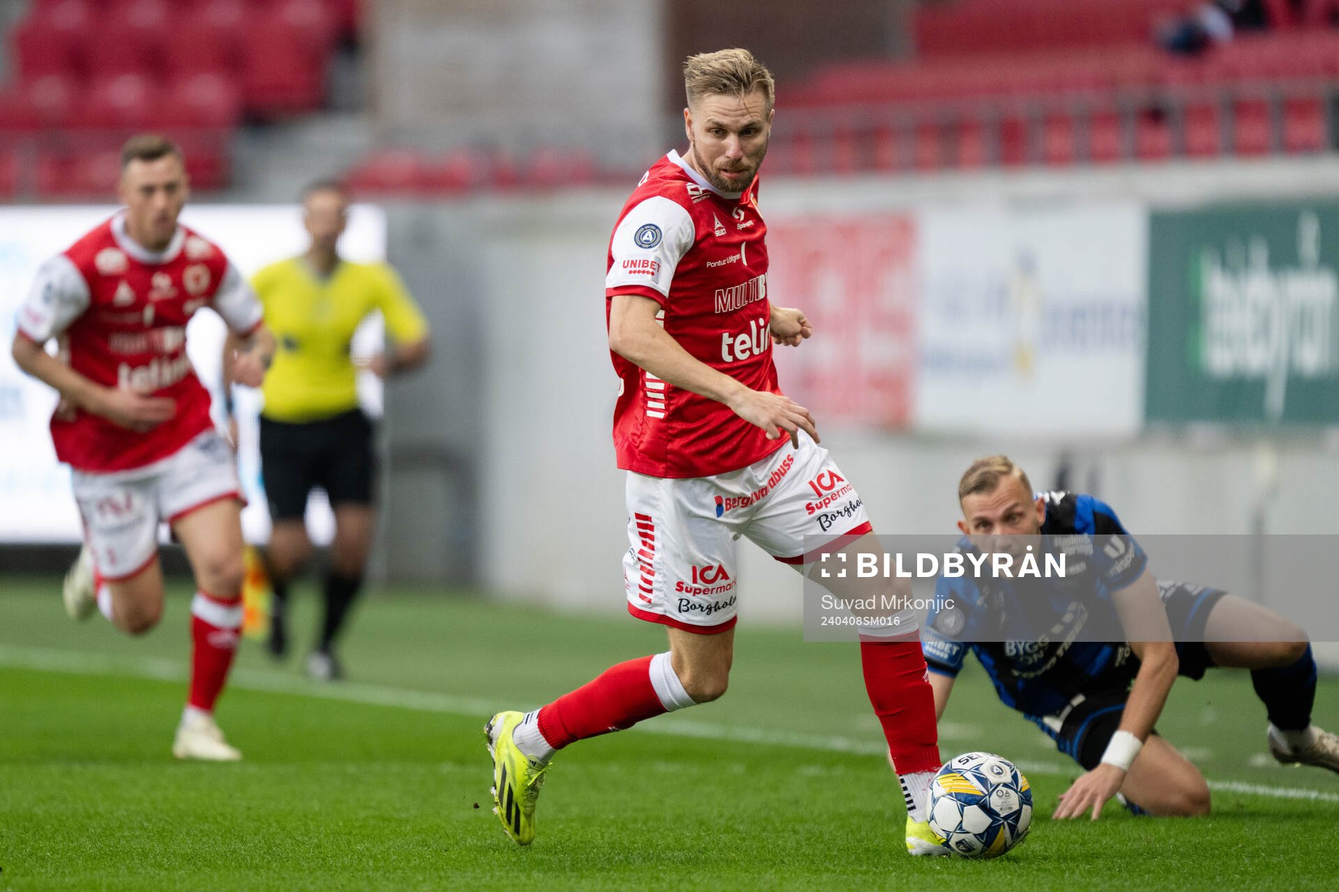 Kalmars Jonathan Ring och Sirius Jakob Voelkerling Persson under fotbollsmatchen i Allsvenskan mellan Kalmar och Sirius den 8 april 2024 i Kalmar. 