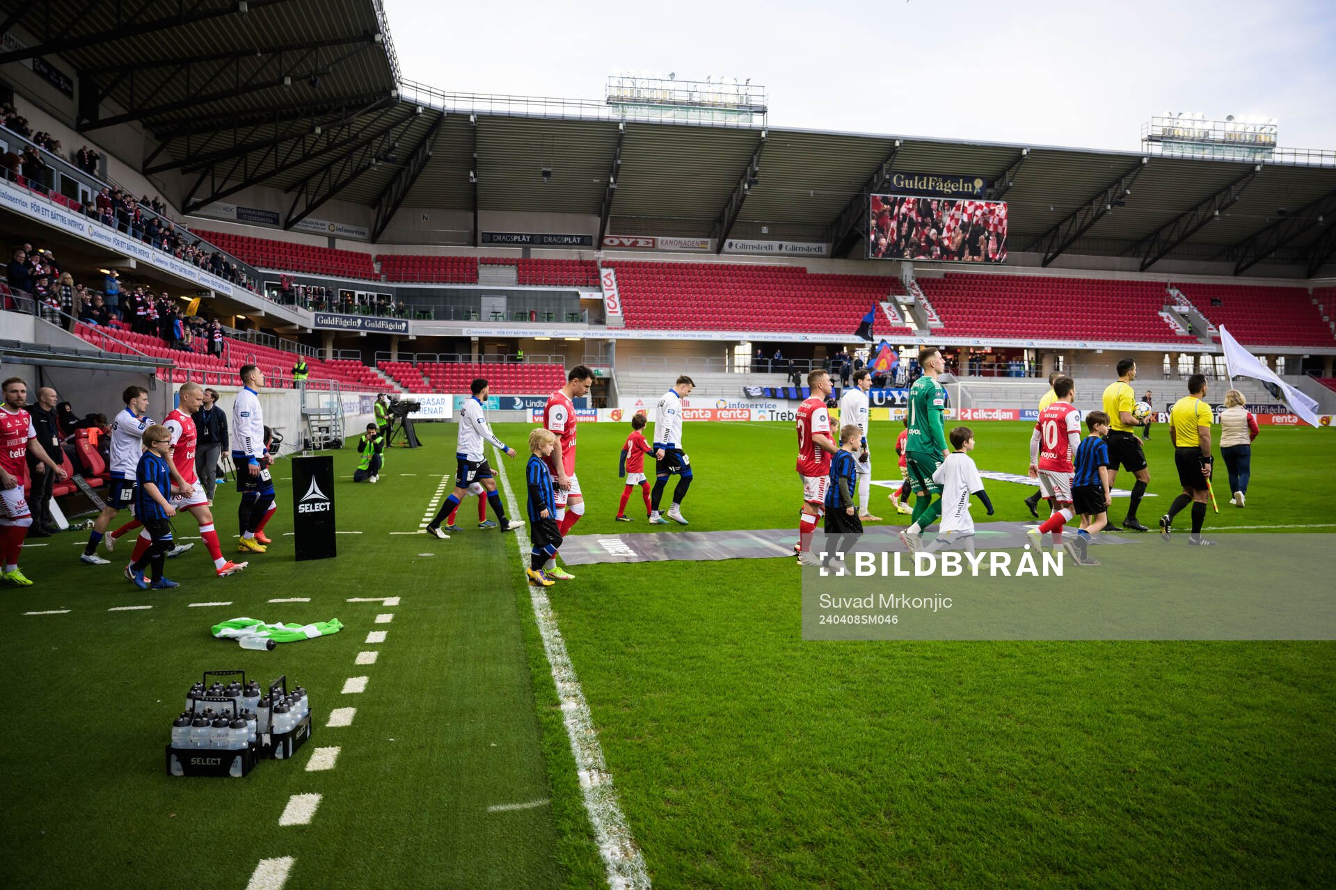 Spelarna marscherar in under fotbollsmatchen i Allsvenskan mellan Kalmar och Sirius den 8 april 2024 i Kalmar. 
