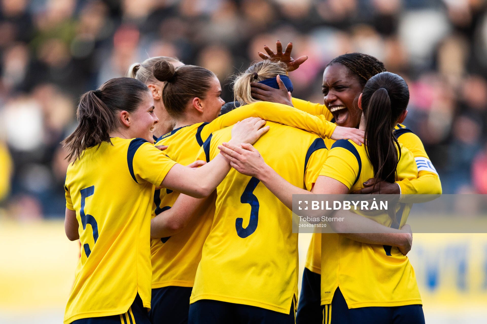 Emma Östlund of Sweden celebrate with team mates