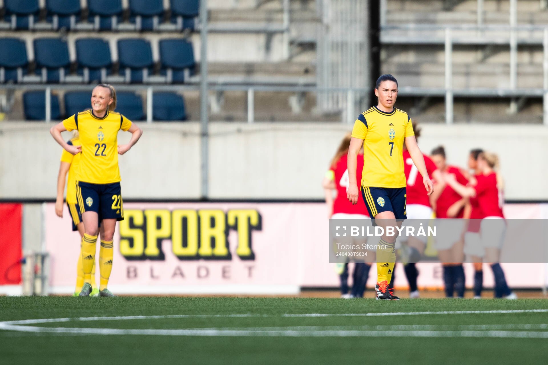 Players of Sweden look dejected