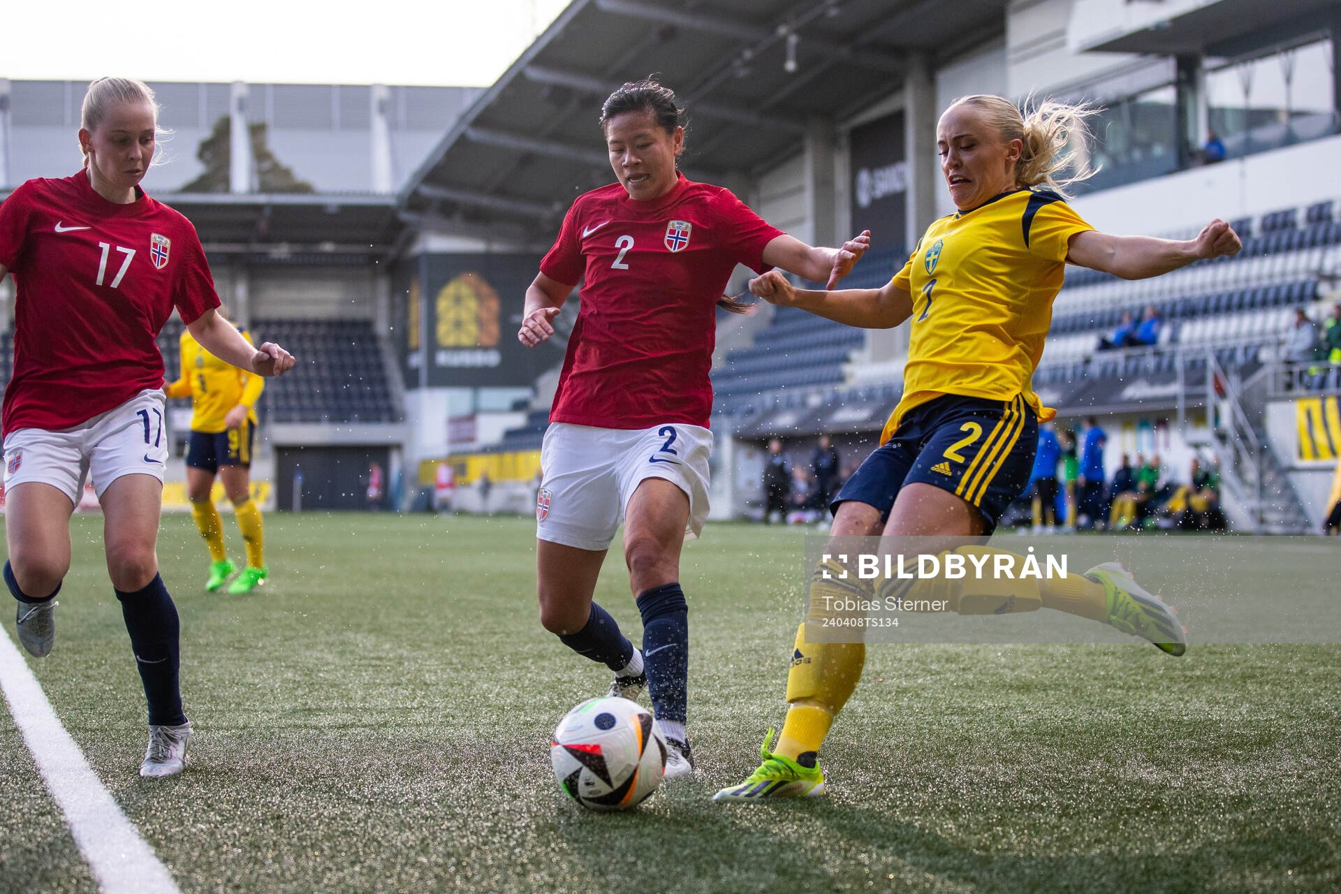 Ylinn Tennebø of Norway and Alva Selerud of Sweden