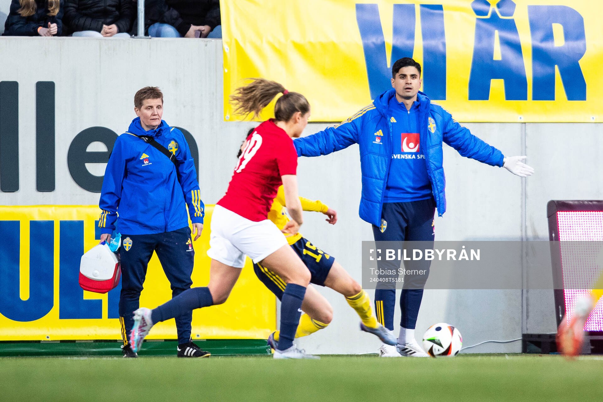 Medical doctor Dillan Ismail reacts during the under-23 international friendly football match between Sweden and Norway on April 8, 2024 in Gävle.