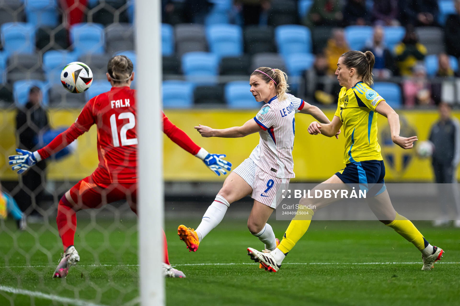 Eugénie Le Sommer of France and Linda Sembrant of Sweden
