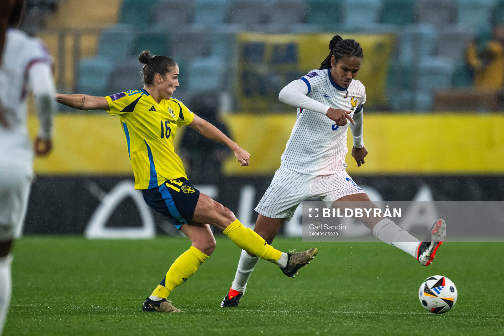 Filippa Angeldahl of Sweden and Wendie Renard of France