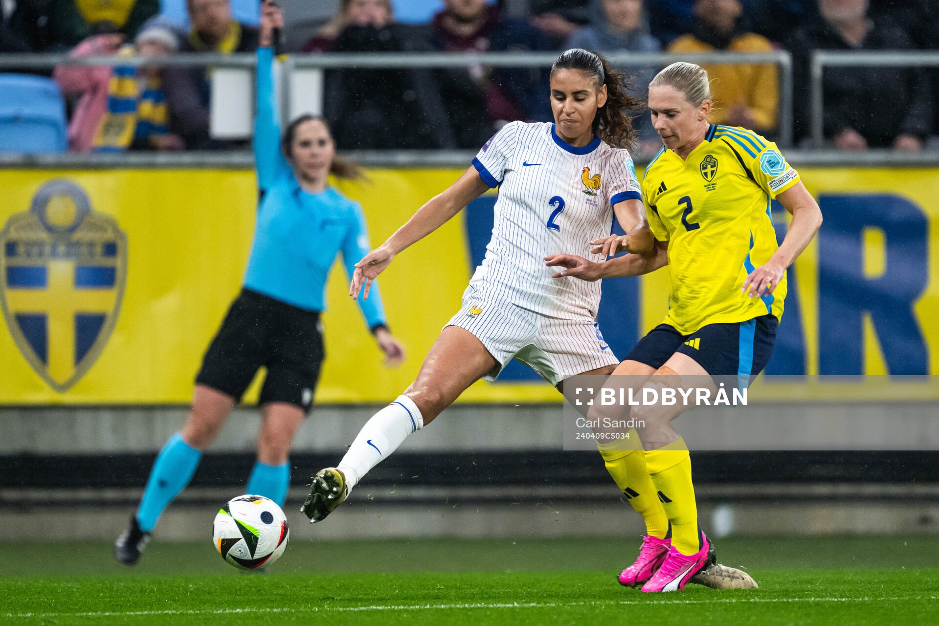 Maelle Lakrar of France and Jonna Andersson of Sweden